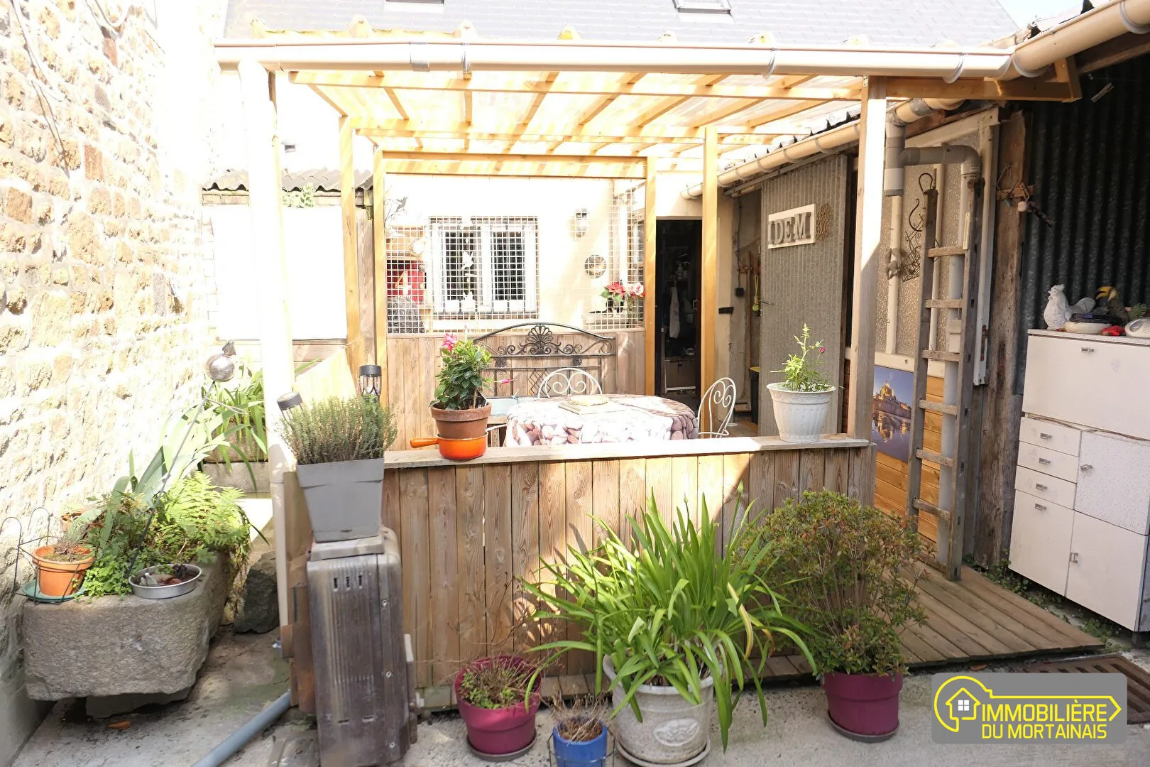 Maison à vendre à Le Mesnil-Gilbert avec studio et terrain de 490 m² 