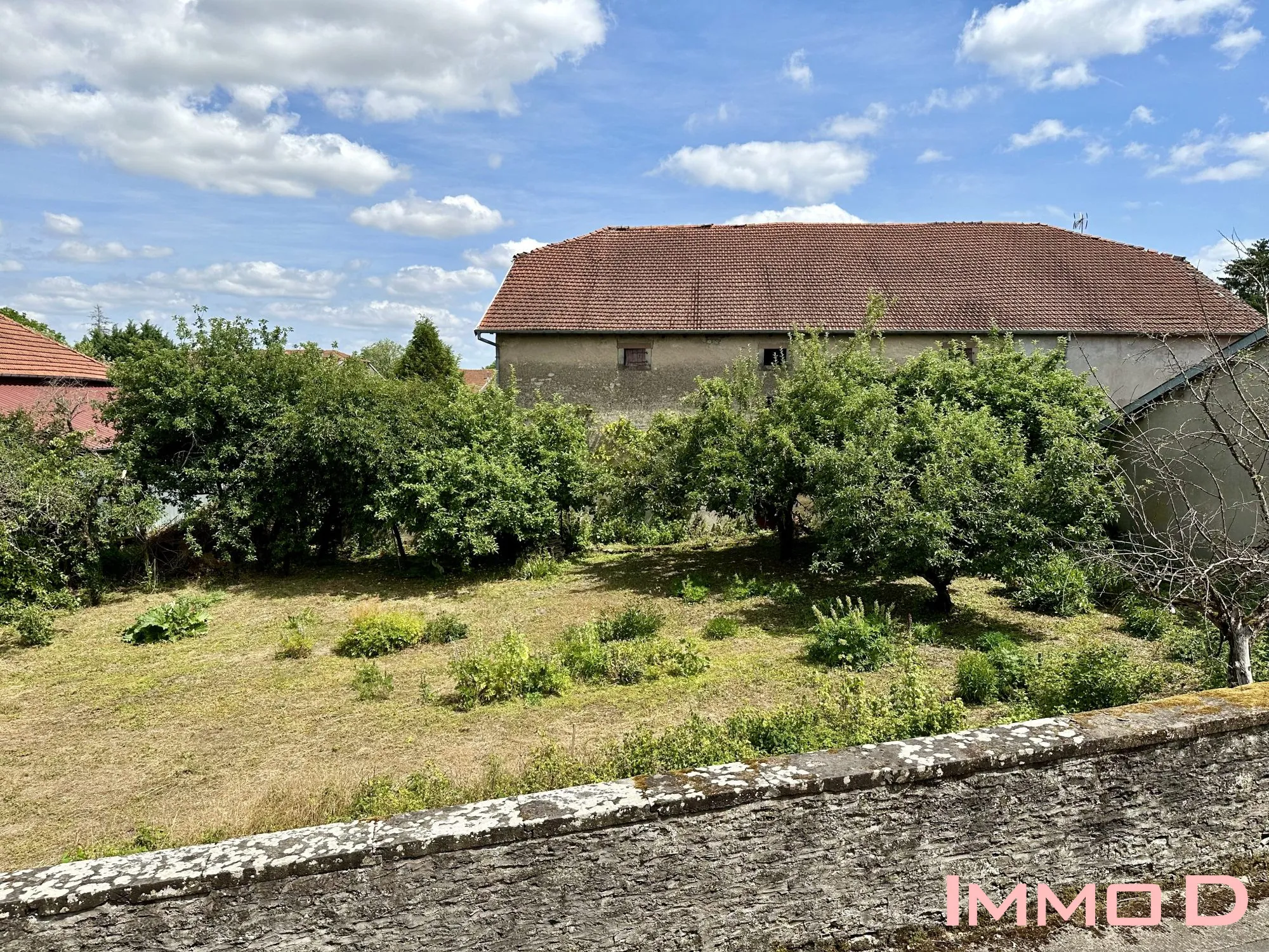 Maison ancienne à rénover à Lignéville avec grand potentiel et terrain clos