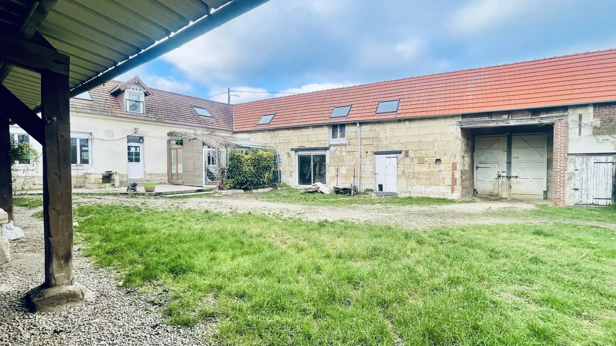 Belle maison familiale de 200 m2 à VILLE, proximité Compiègne et Roissy - Terrain clos
