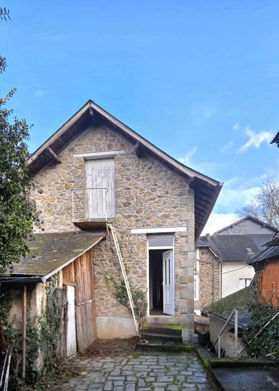 Maison en pierre avec potentiel commercial à Arnac Pompadour - Grand garage et jardin