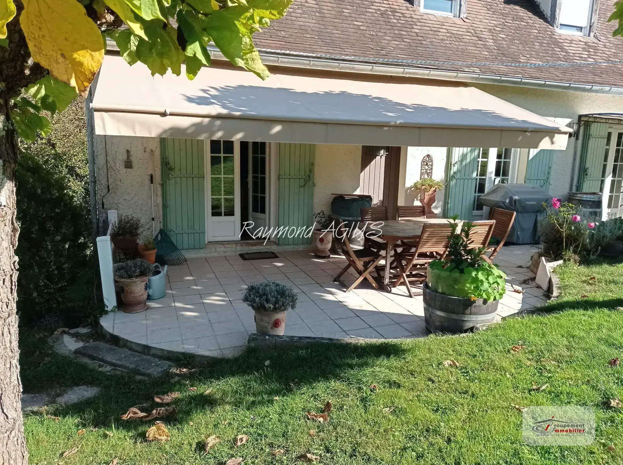 Charmante maison traditionnelle de 4 chambres avec vue dégagée sur la vallée à Gensac 