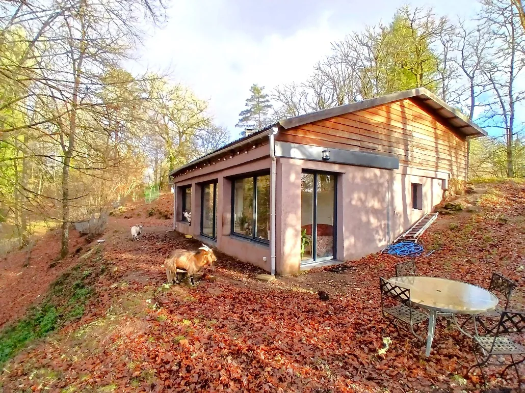 Rare propriété au bord du lac de la Valette avec loft rénové et grand parc de 5349 m²