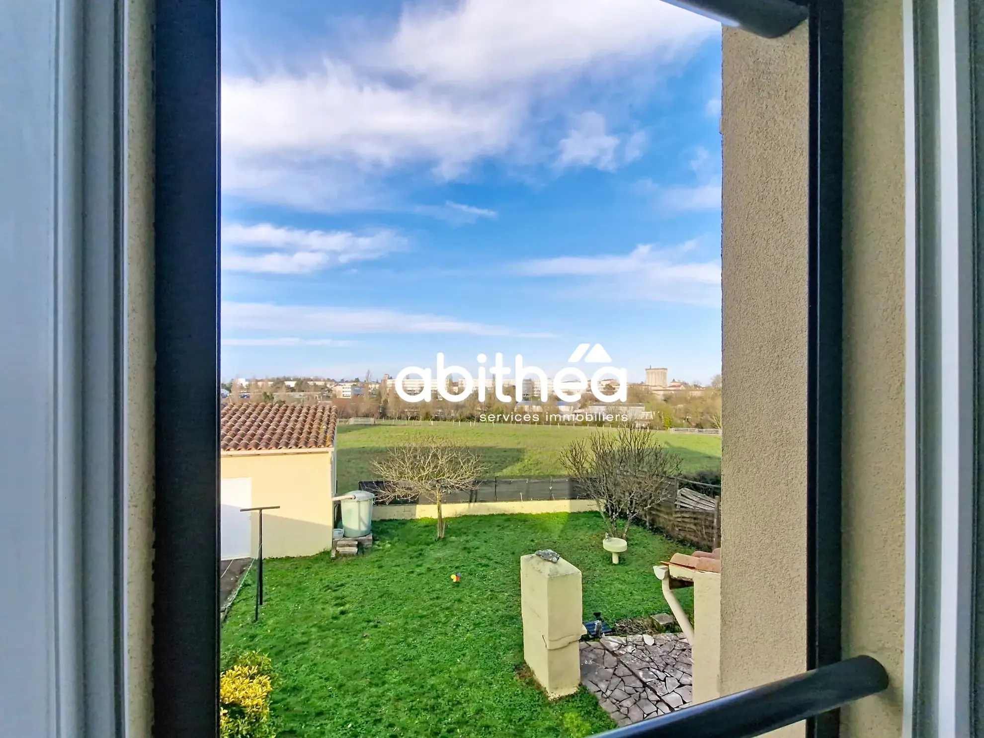 Maison familiale rénovée de 93m² avec jardin, garage et vue sur le Donjon à Pons