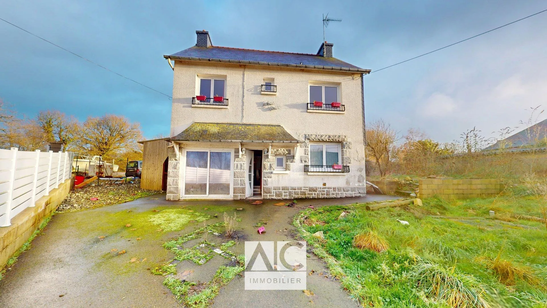 Maison familiale à Plouézec, 114m², terrain de 4810m², à rénover en Bretagne 