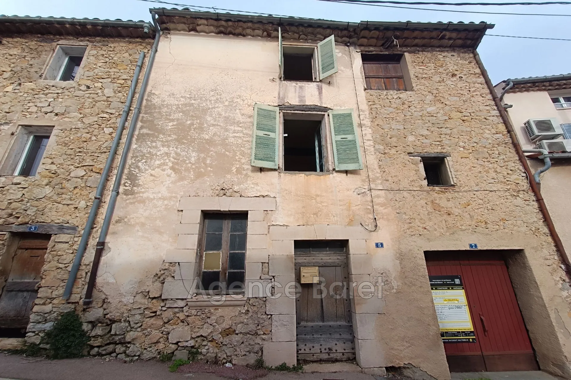 Maison en pierre à rénover de 73 m² à Ampus, vue dégagée et potentiel d'aménagement