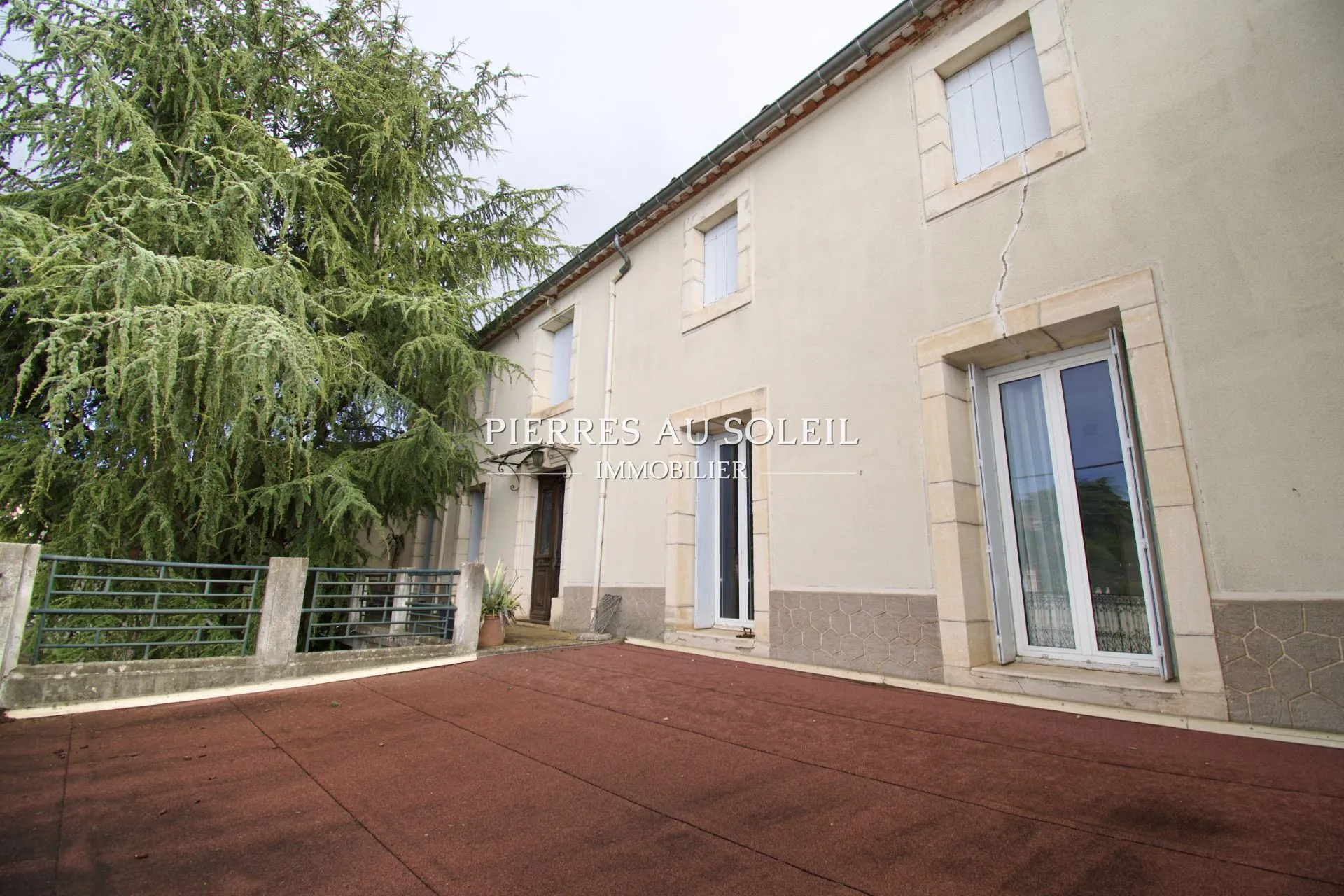 Grande maison de maître à Faugères avec potentiel rénové et espace extérieur abondant