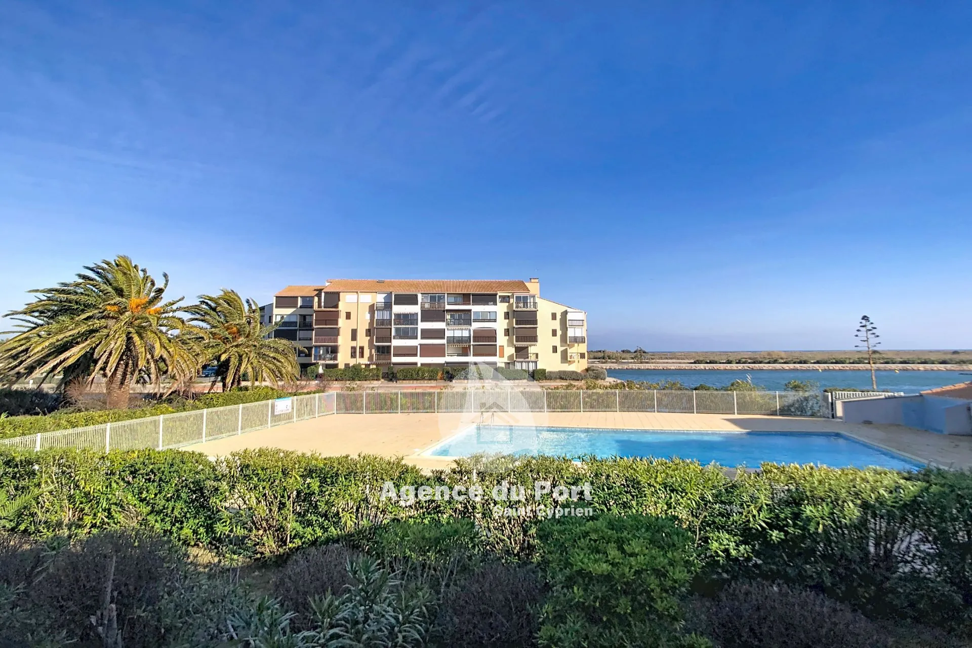 Vente d'un appartement T2 de 33,54 m² à Saint Cyprien plage avec piscine et vue marina 