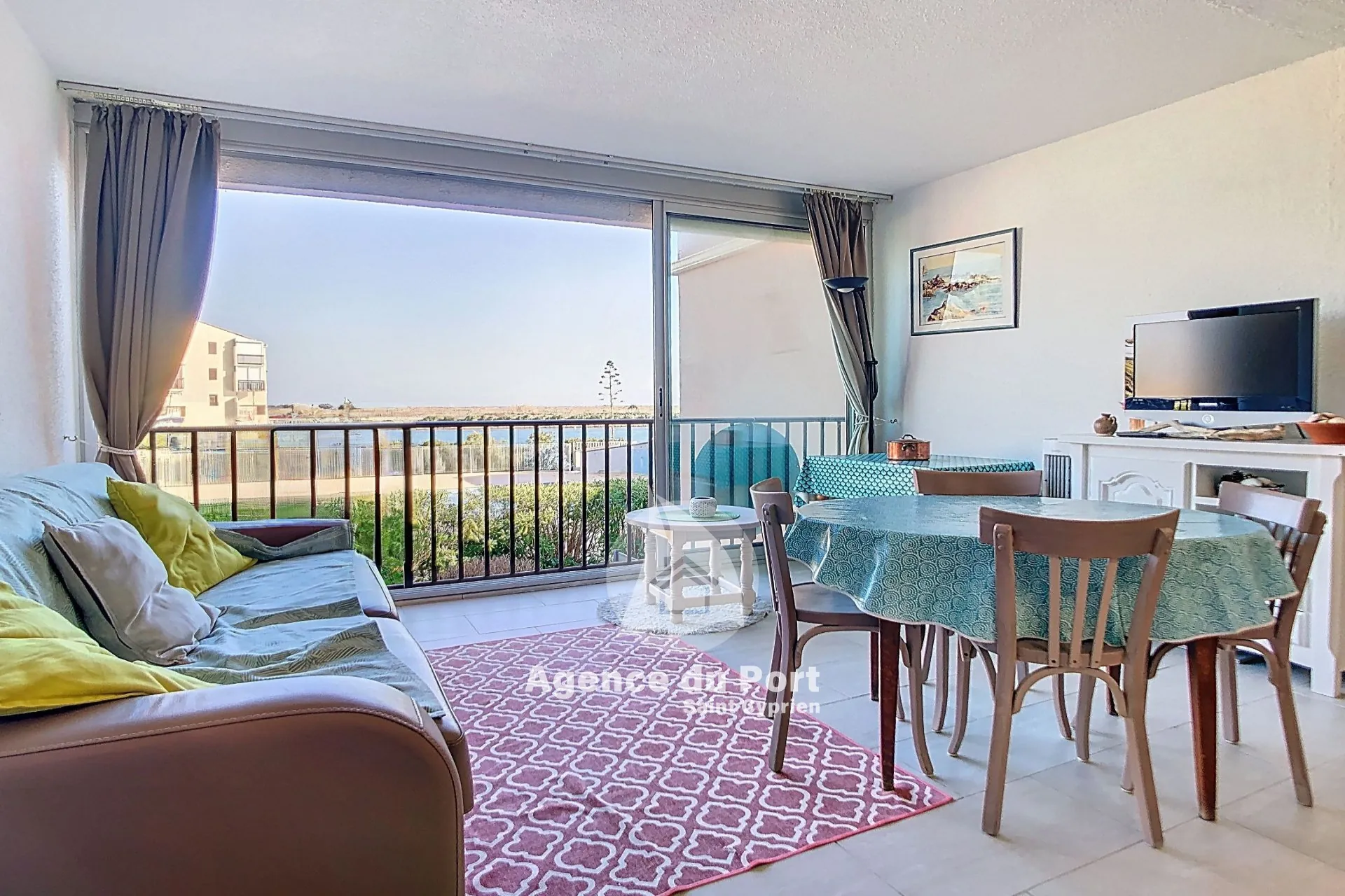 Vente d'un appartement T2 de 33,54 m² à Saint Cyprien plage avec piscine et vue marina 