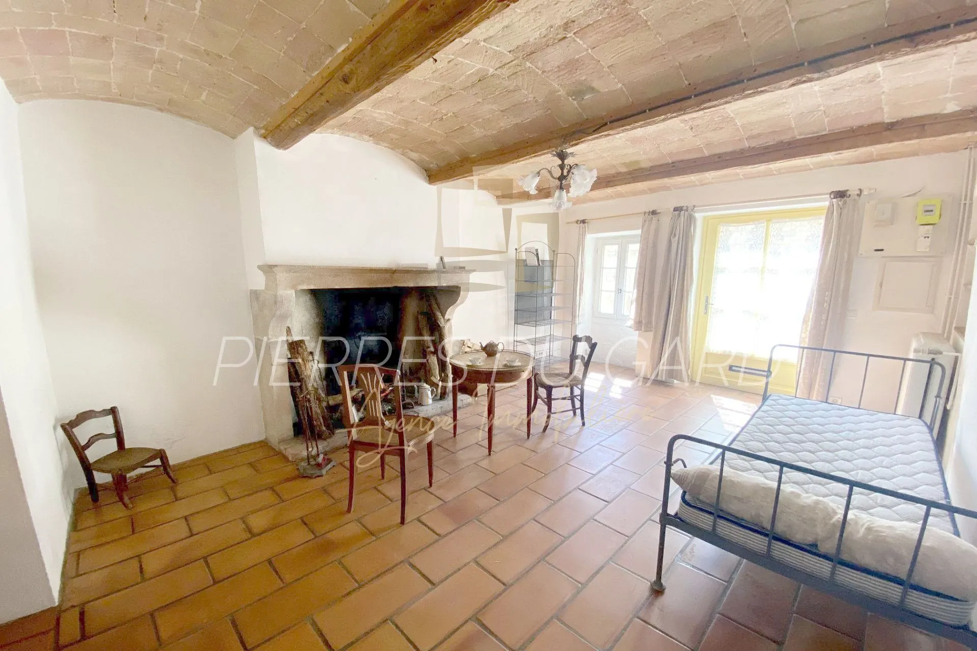 A vendre magnifique maison en pierre avec terrasse près d'Uzès
