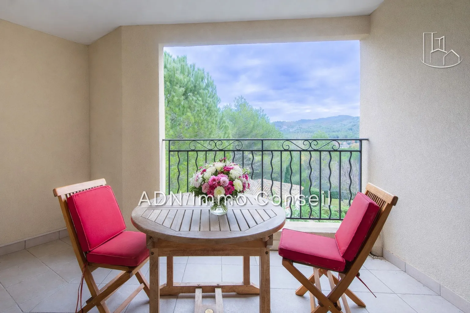 Vente appartement lumineux de 2 chambres avec terrasse, garage et piscine à Pont Royal