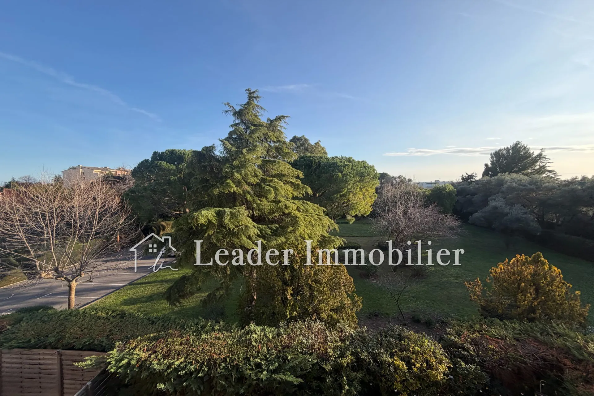 Appartement 2 pièces avec terrasse et garage à Antibes, secteur calme et central 