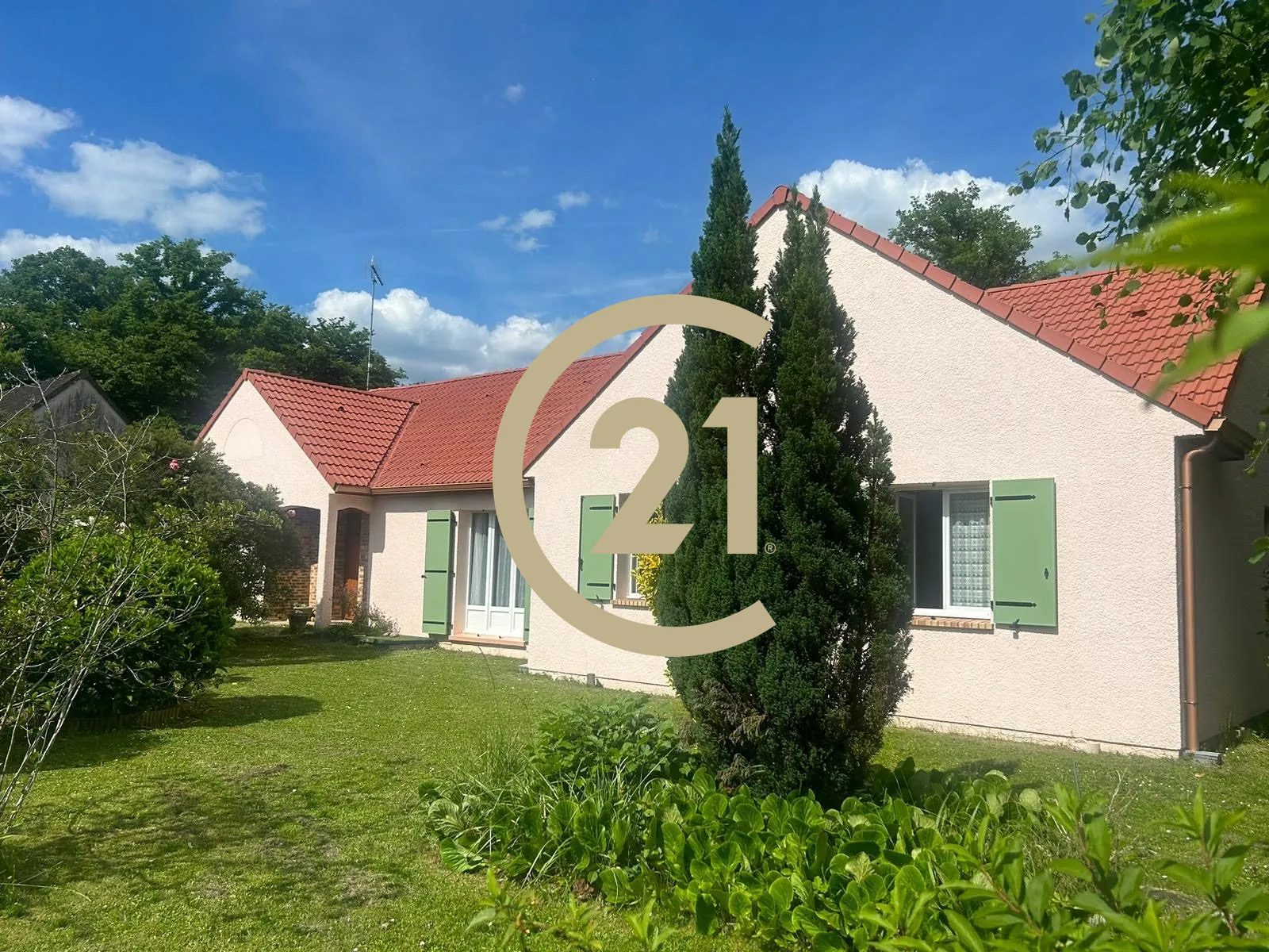 Maison à vendre à Courtenay – Pavillon de plain-pied avec jardin et double garage