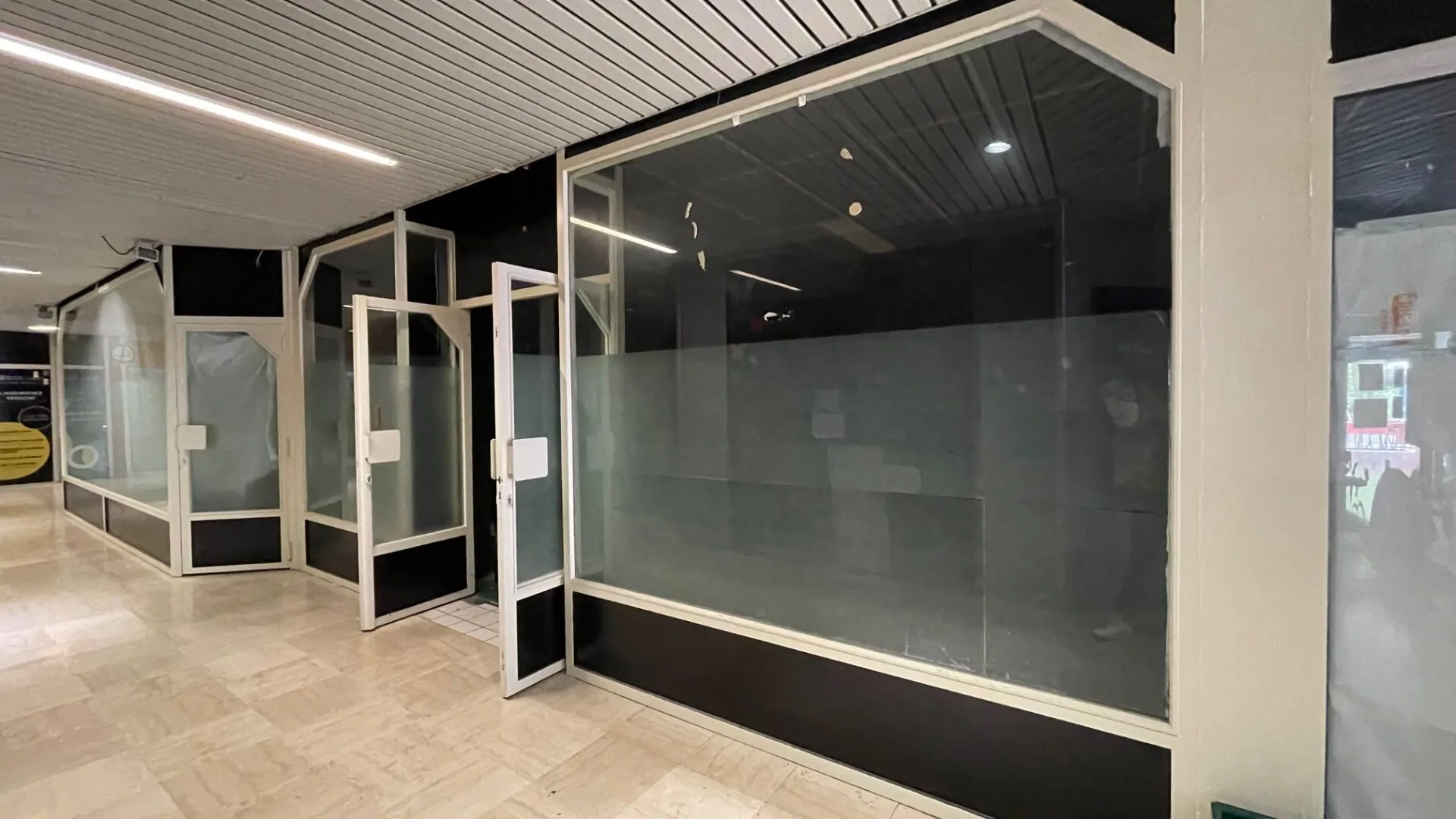 Local commercial à vendre à Mayenne avec vitrine de 73 m²