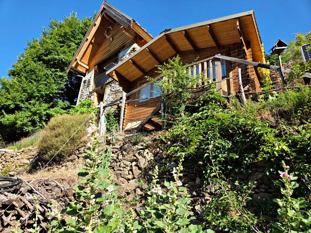 Propriété isolée à Isola avec grange rénovée et grand terrain, idéal autonomie 