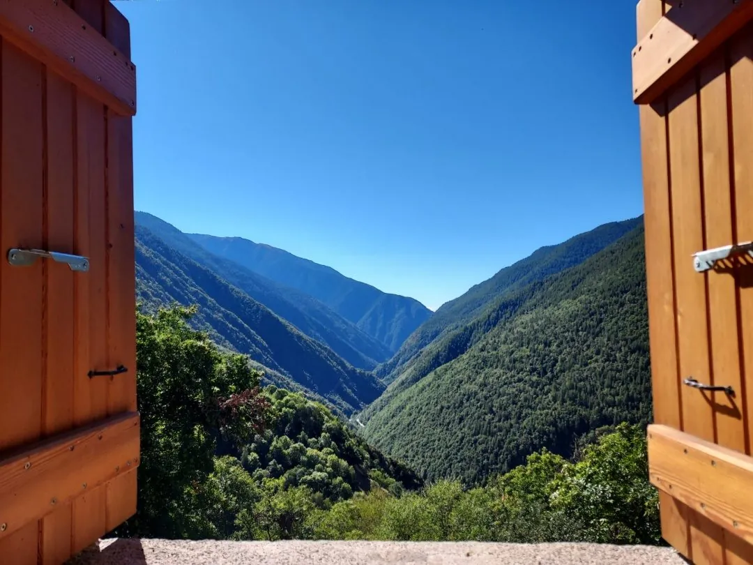 Propriété isolée à Isola avec grange rénovée et grand terrain, idéal autonomie 