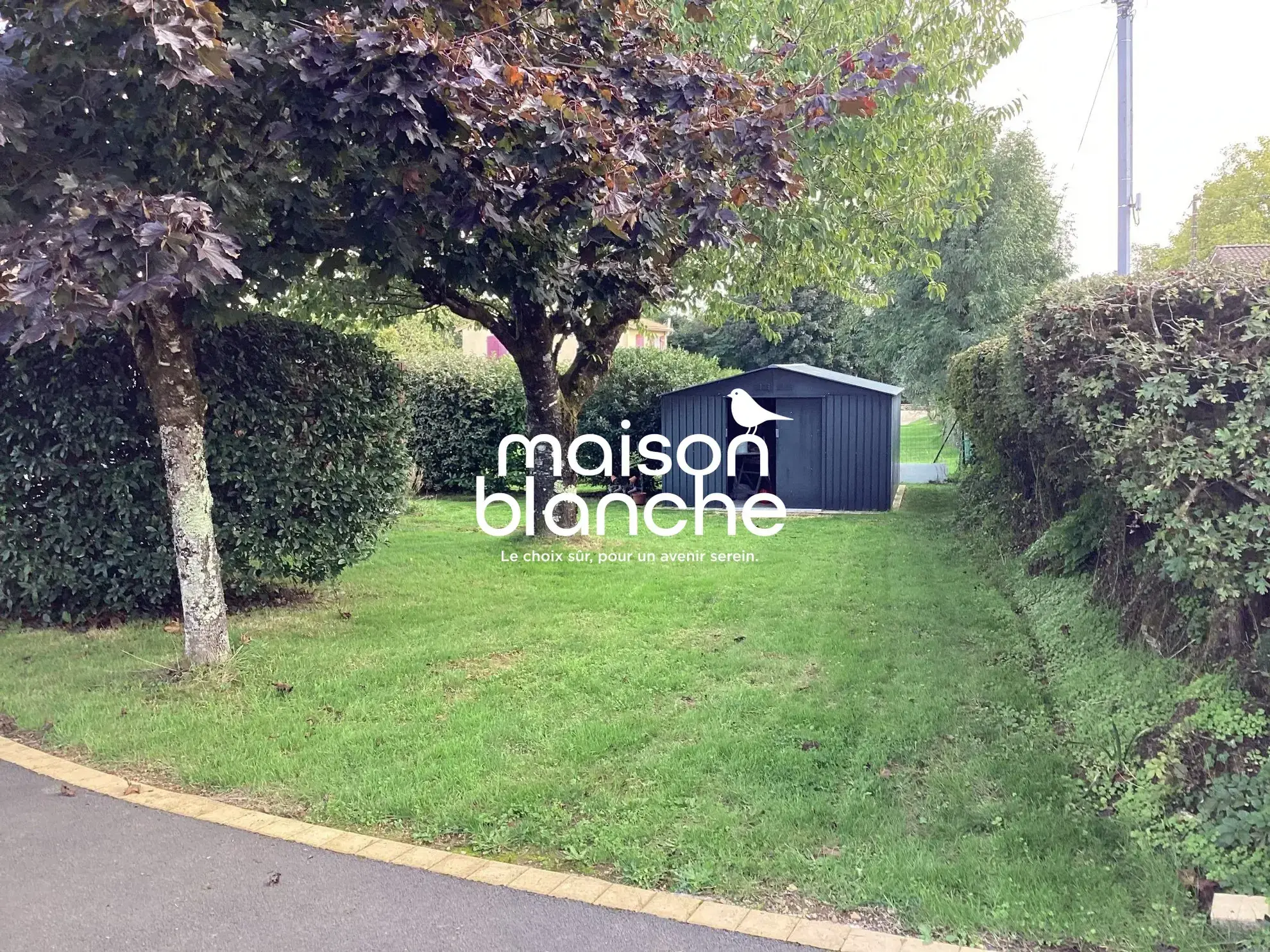 Maison de plain-pied à Nanteuil avec terrain arboré de 1456 m² 