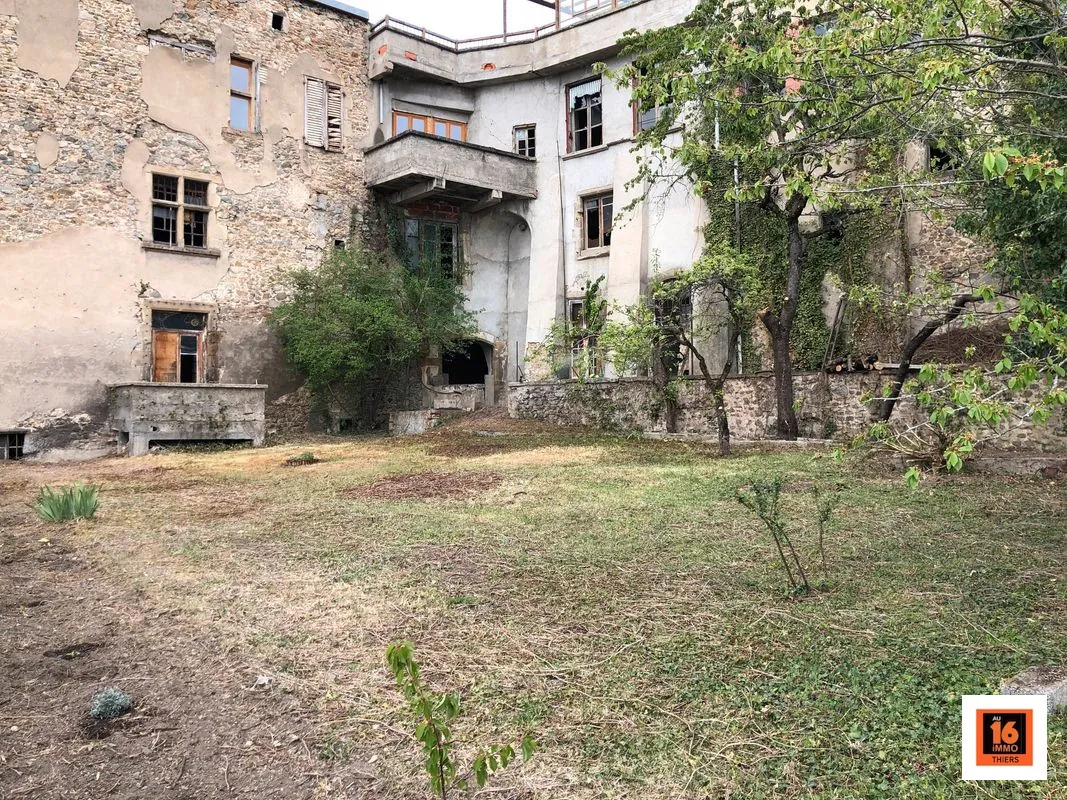 Immeuble ancien avec grand potentiel à Thiers - Investissement ou usage professionnel