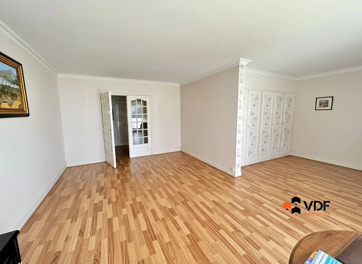 À vendre appartement T3/4 lumineux à Roanne avec balcon et stationnement 