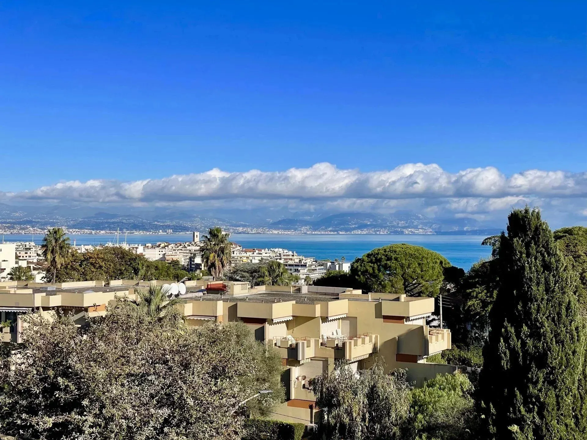 Studio avec terrasse vue mer à Antibes — Investissement idéal dans résidence prisée