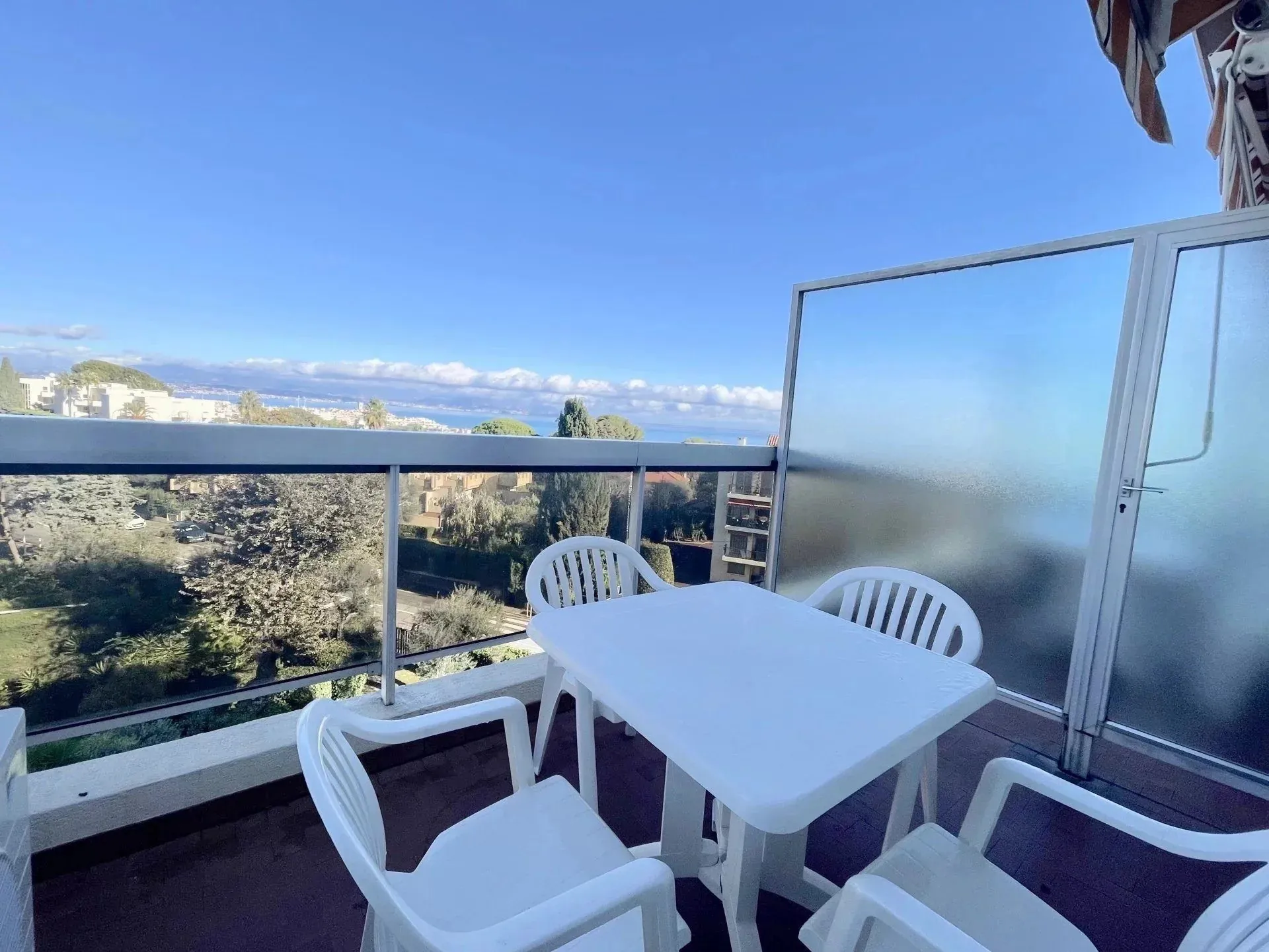Studio avec terrasse vue mer à Antibes — Investissement idéal dans résidence prisée 