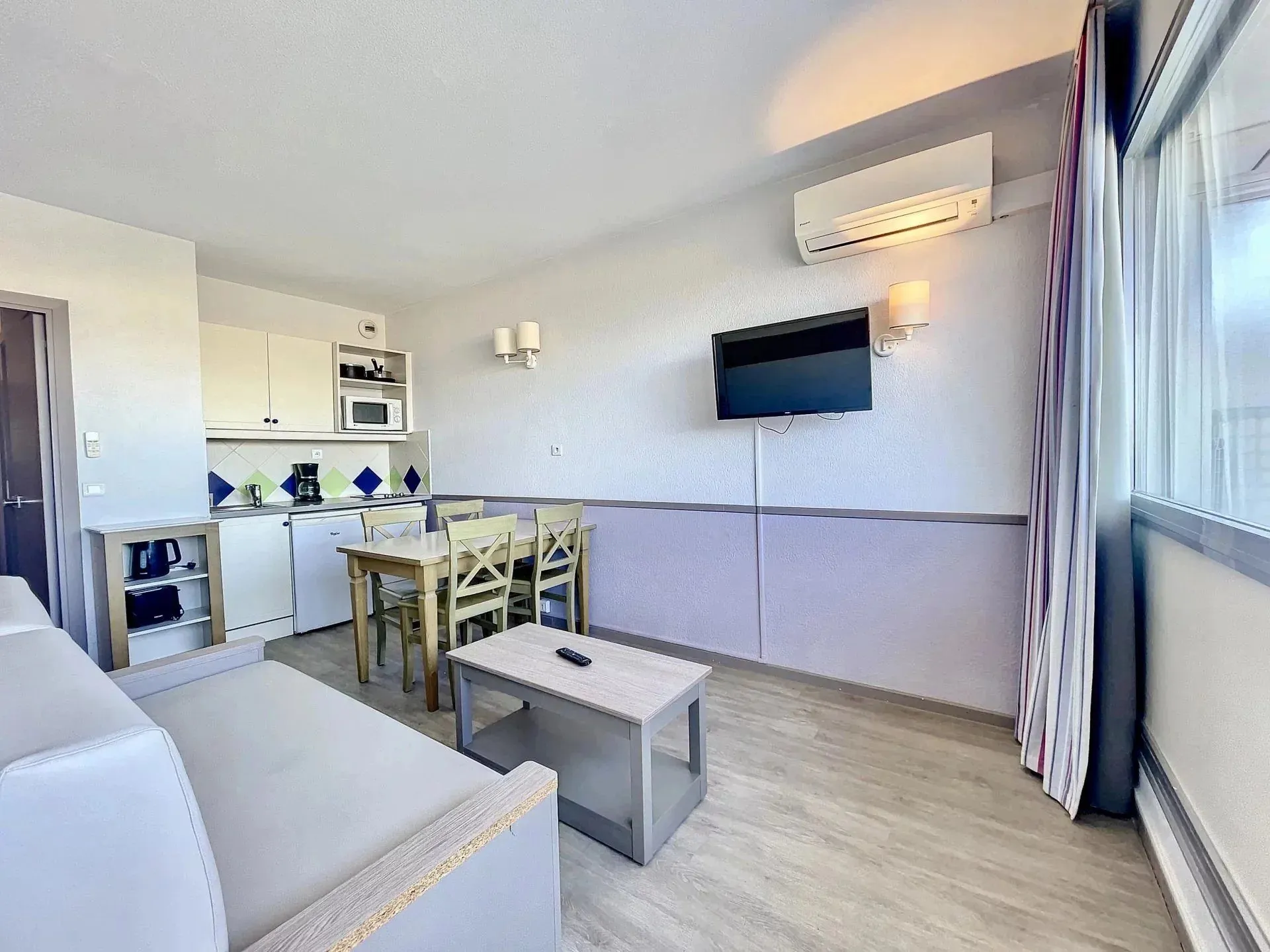 Studio avec terrasse vue mer à Antibes — Investissement idéal dans résidence prisée 