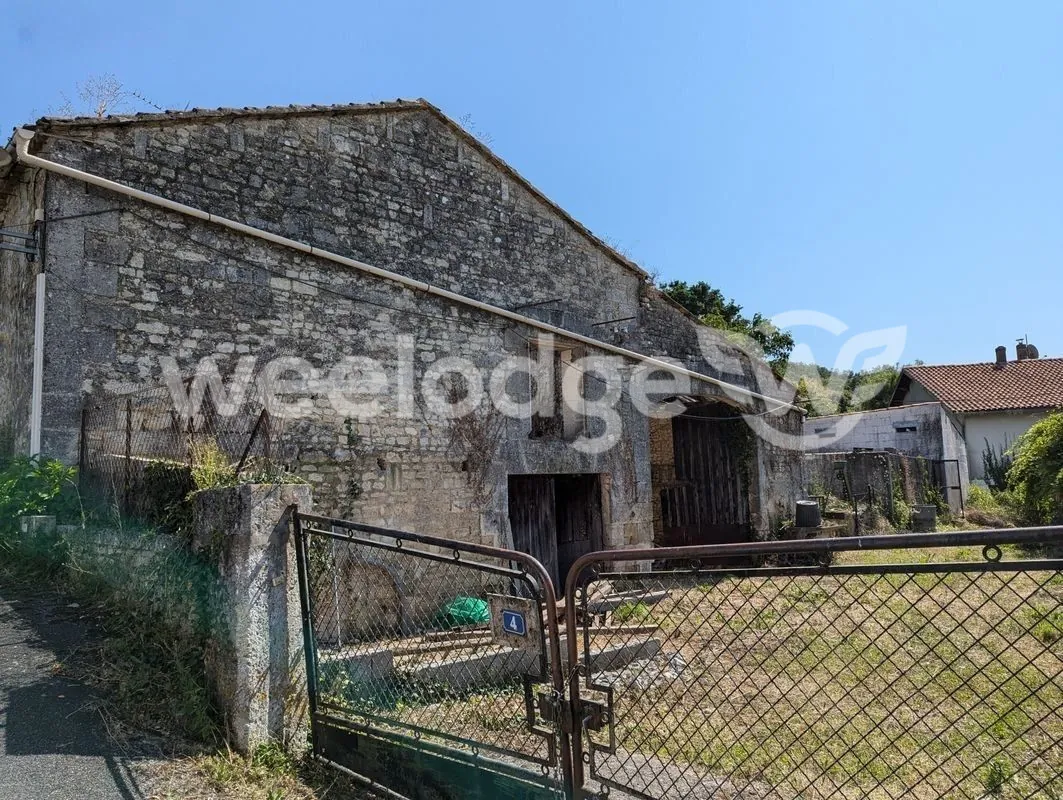 Ancien corps de ferme à rénover proche d'Angoulême avec fort potentiel de transformation 