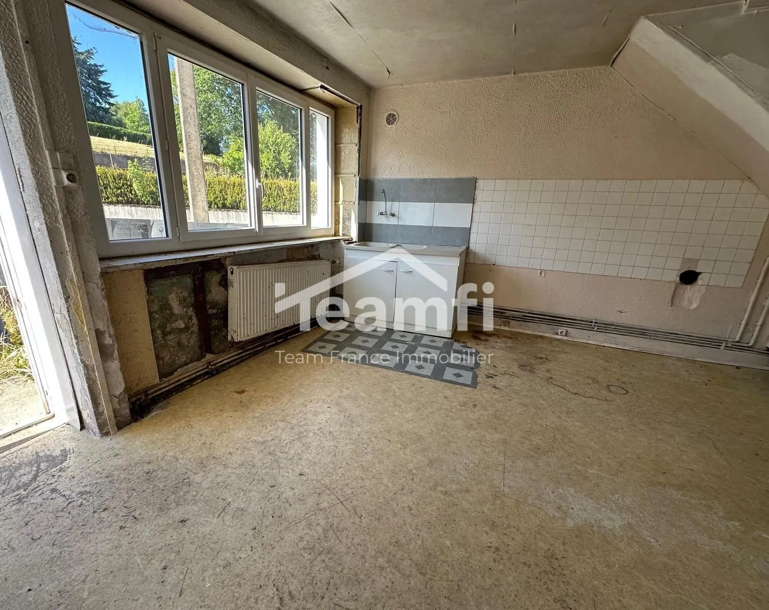 Maison à rénover avec potentiel locatif proche de l'A89 à Celles-sur-Durolle