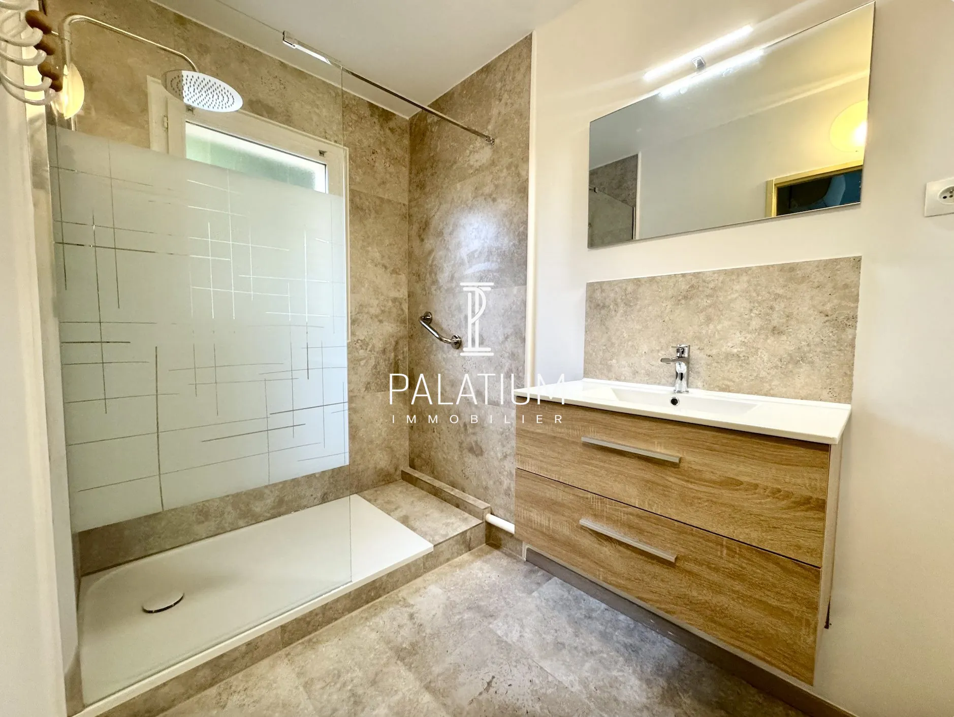 Appartement T2 rénové avec jardin, piscine et vue Château à Gréoux-les-Bains 