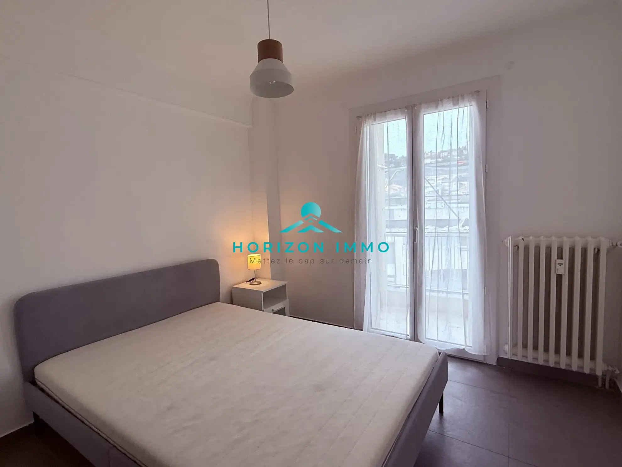 Appartement à vendre à Saint-Laurent-du-Var, 28 m², dernier étage, balcon, cave, proche commodités 