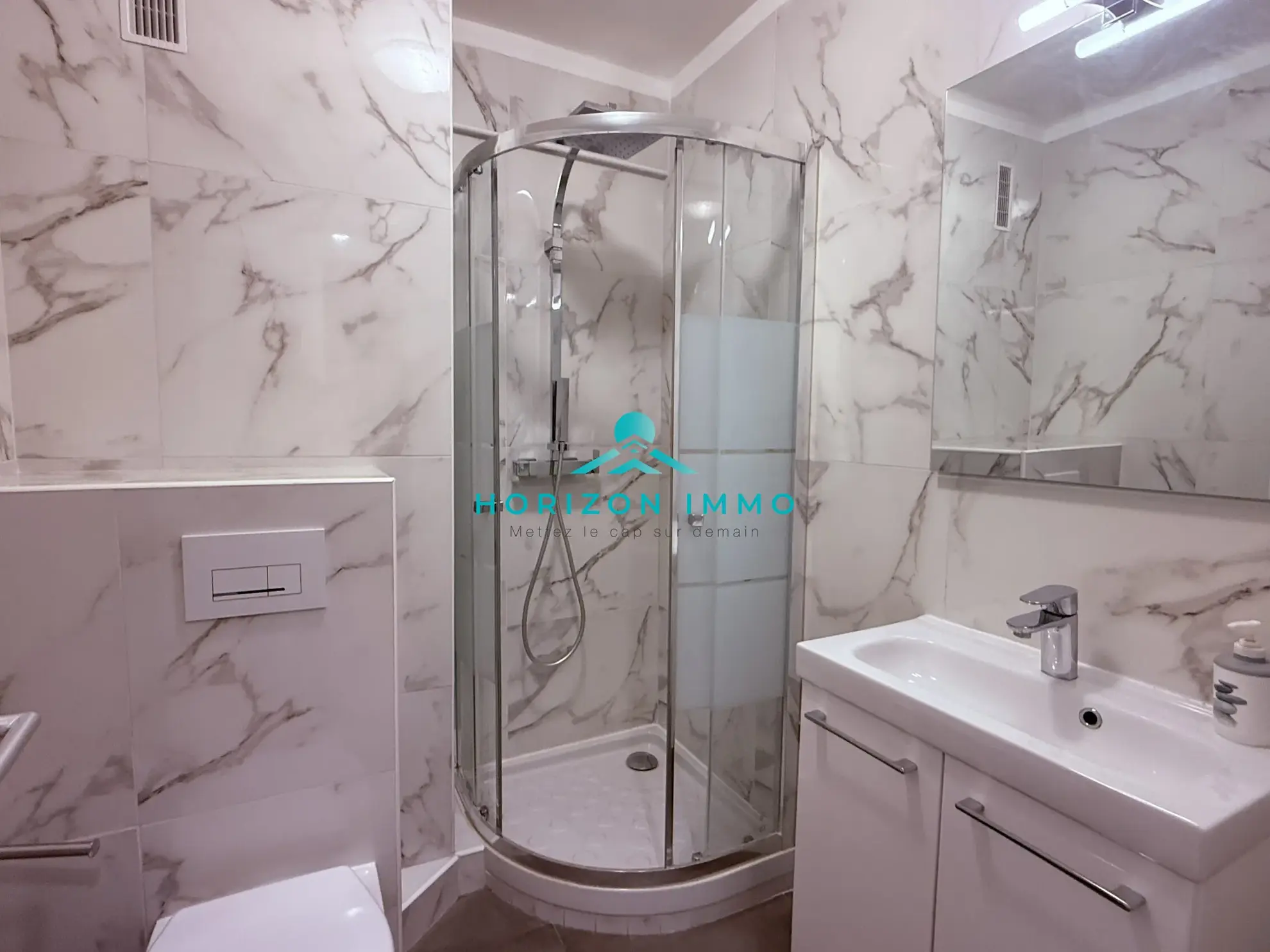 Appartement à vendre à Saint-Laurent-du-Var, 28 m², dernier étage, balcon, cave, proche commodités 