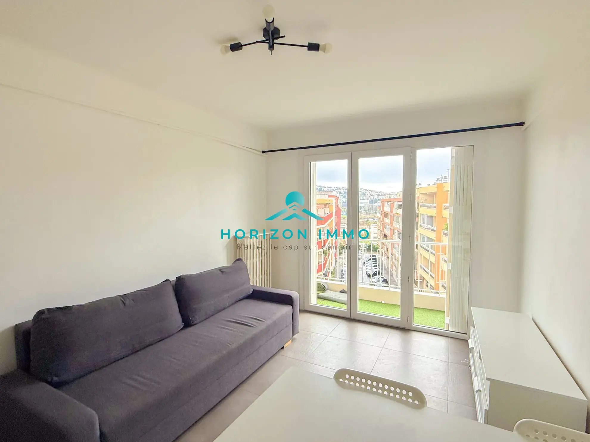 Appartement à vendre à Saint-Laurent-du-Var, 28 m², dernier étage, balcon, cave, proche commodités