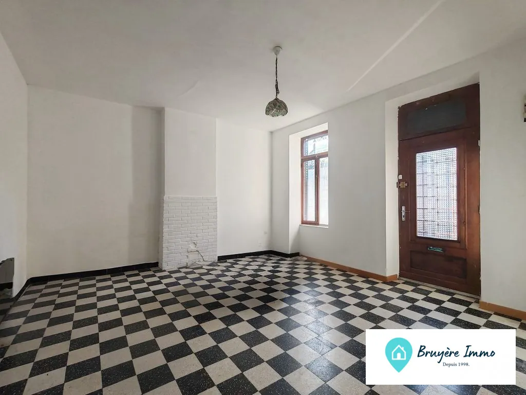 Maison à vendre à Hirson avec cour, garage et cave, louée 630€/mois 