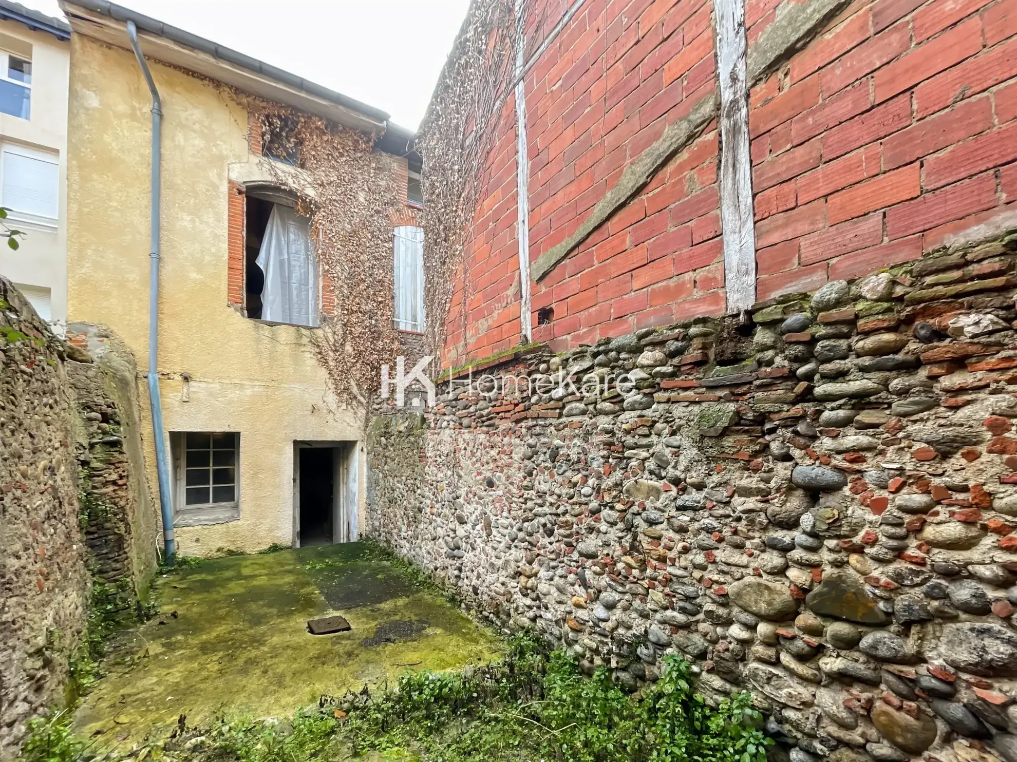 Maison mitoyenne à Pamiers avec jardin, à rénover pour valorisation