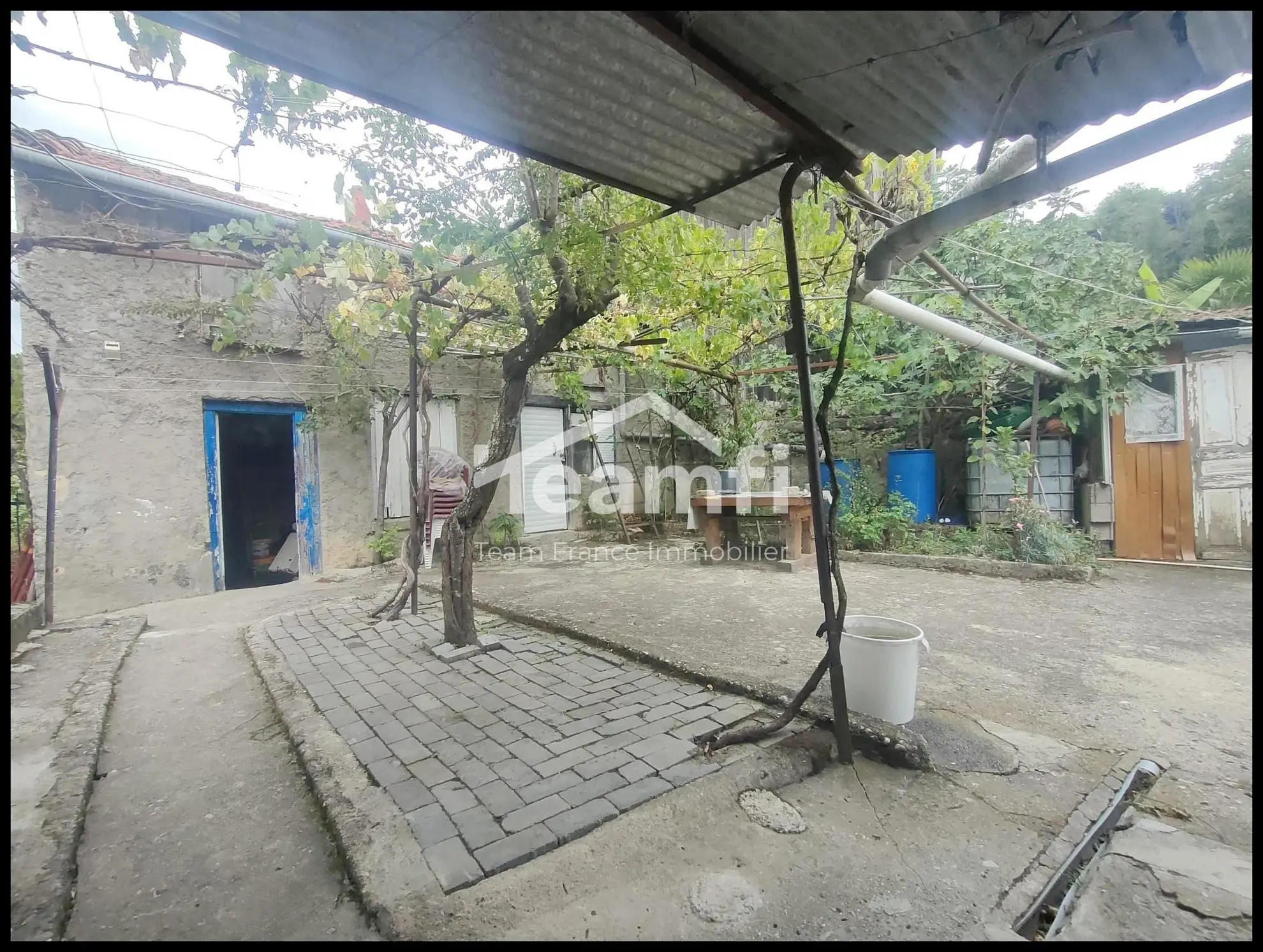 Investissement immobilier à La Vidalie : immeuble à rénover avec potentiel locatif élevé