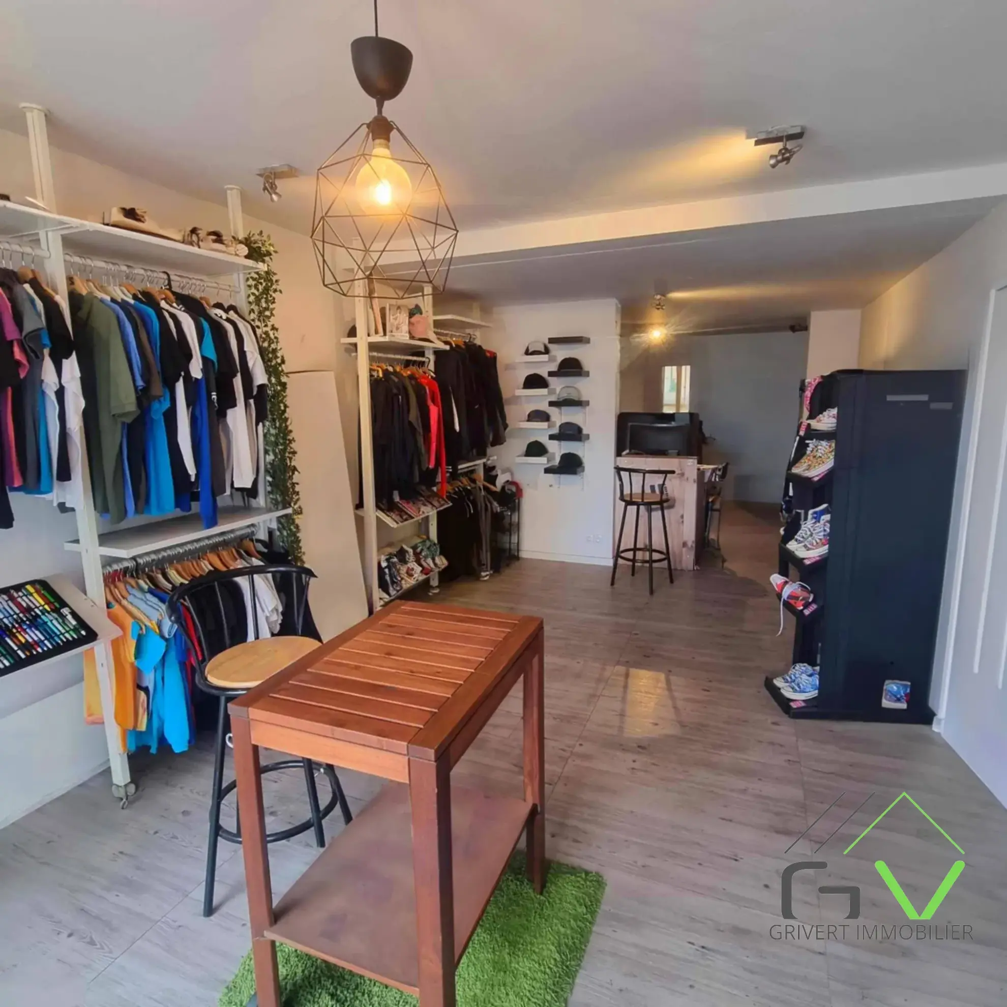 Local commercial lumineux à Nîmes, emplacement stratégique, 2 pièces, prêt à aménager