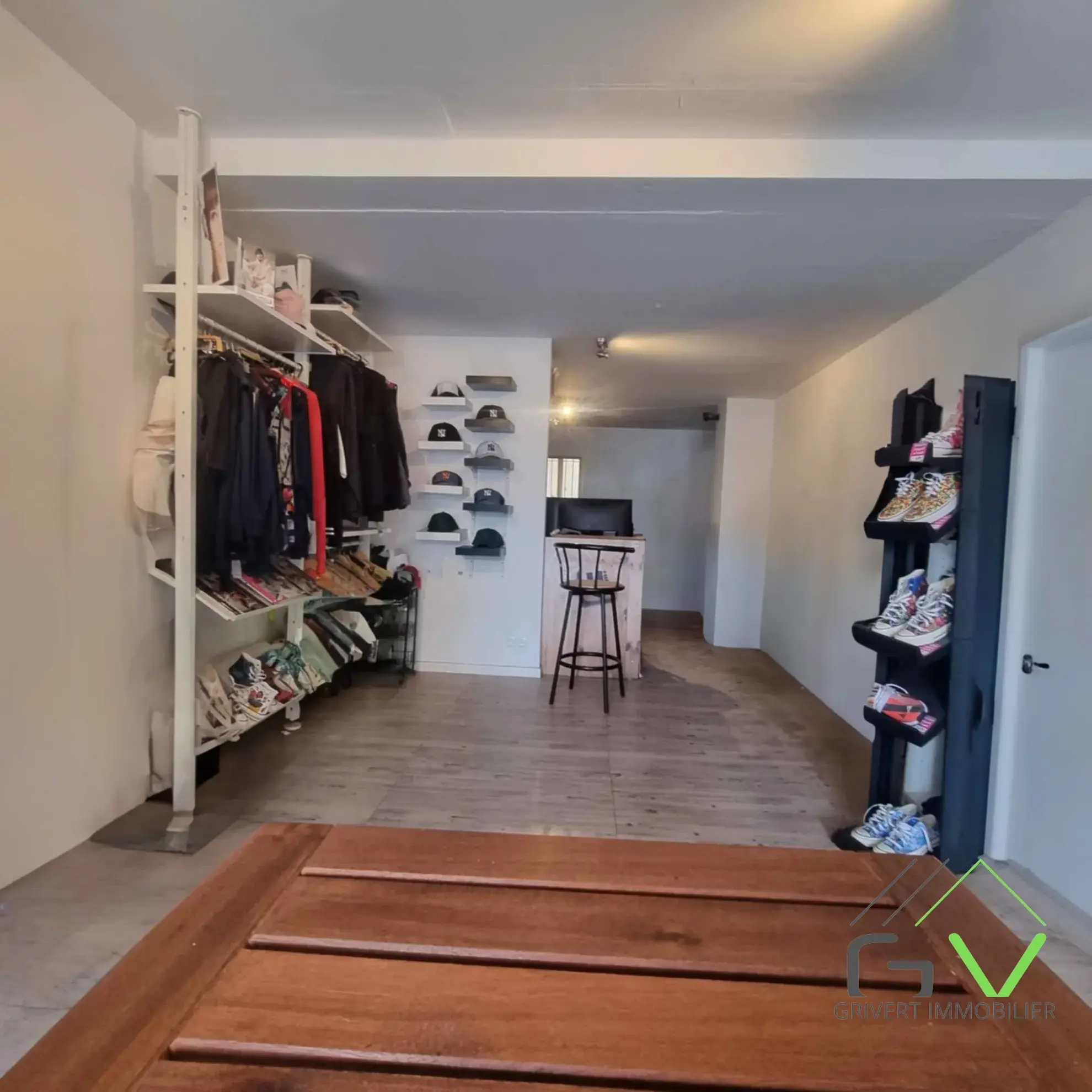 Local commercial lumineux à Nîmes, emplacement stratégique, 2 pièces, prêt à aménager 