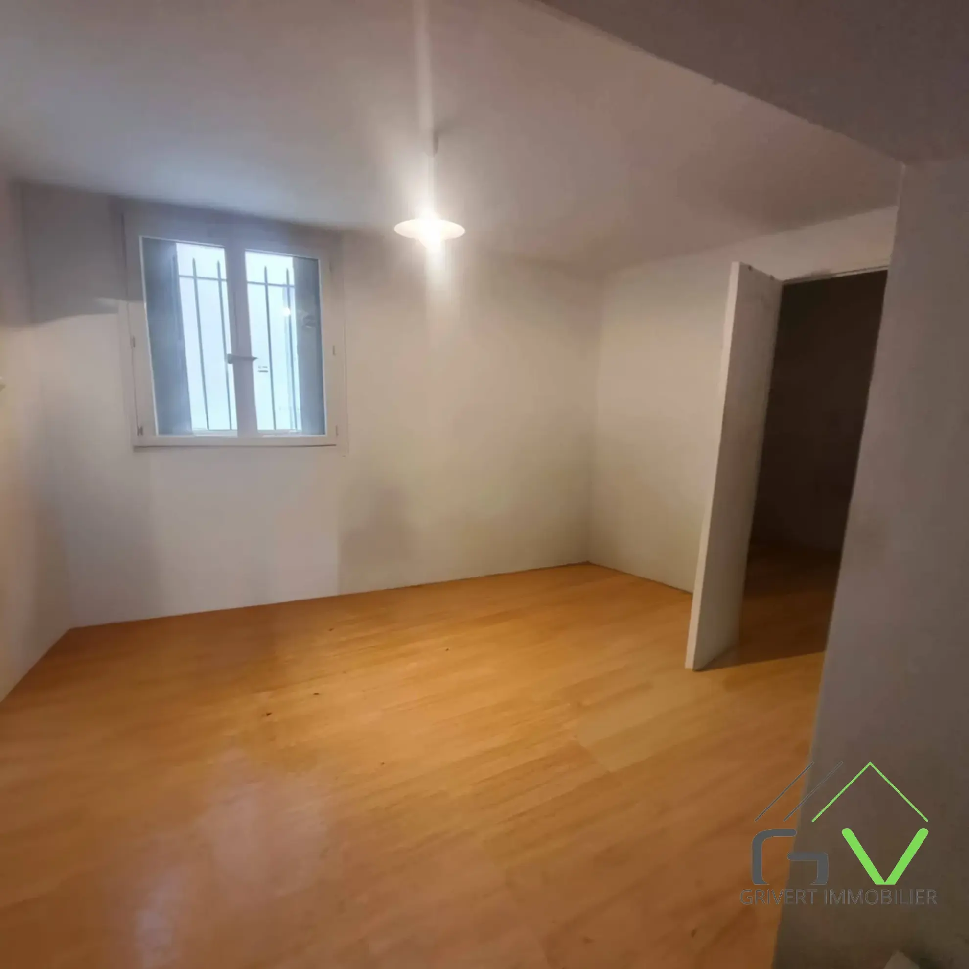 Local commercial lumineux à Nîmes, emplacement stratégique, 2 pièces, prêt à aménager 