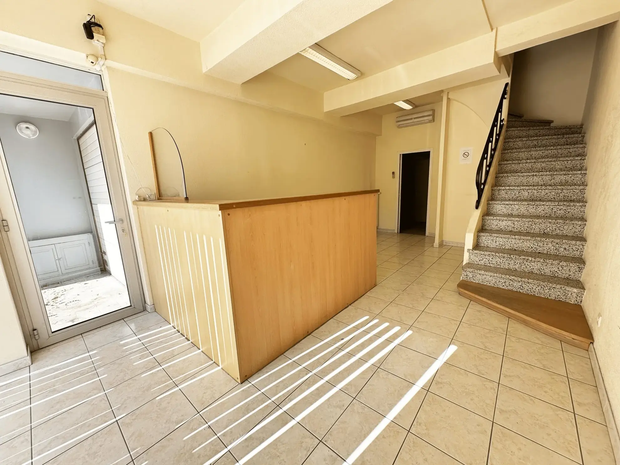 Immeuble à Carcassonne avec grand garage de 153 m² pour habitation ou activité 