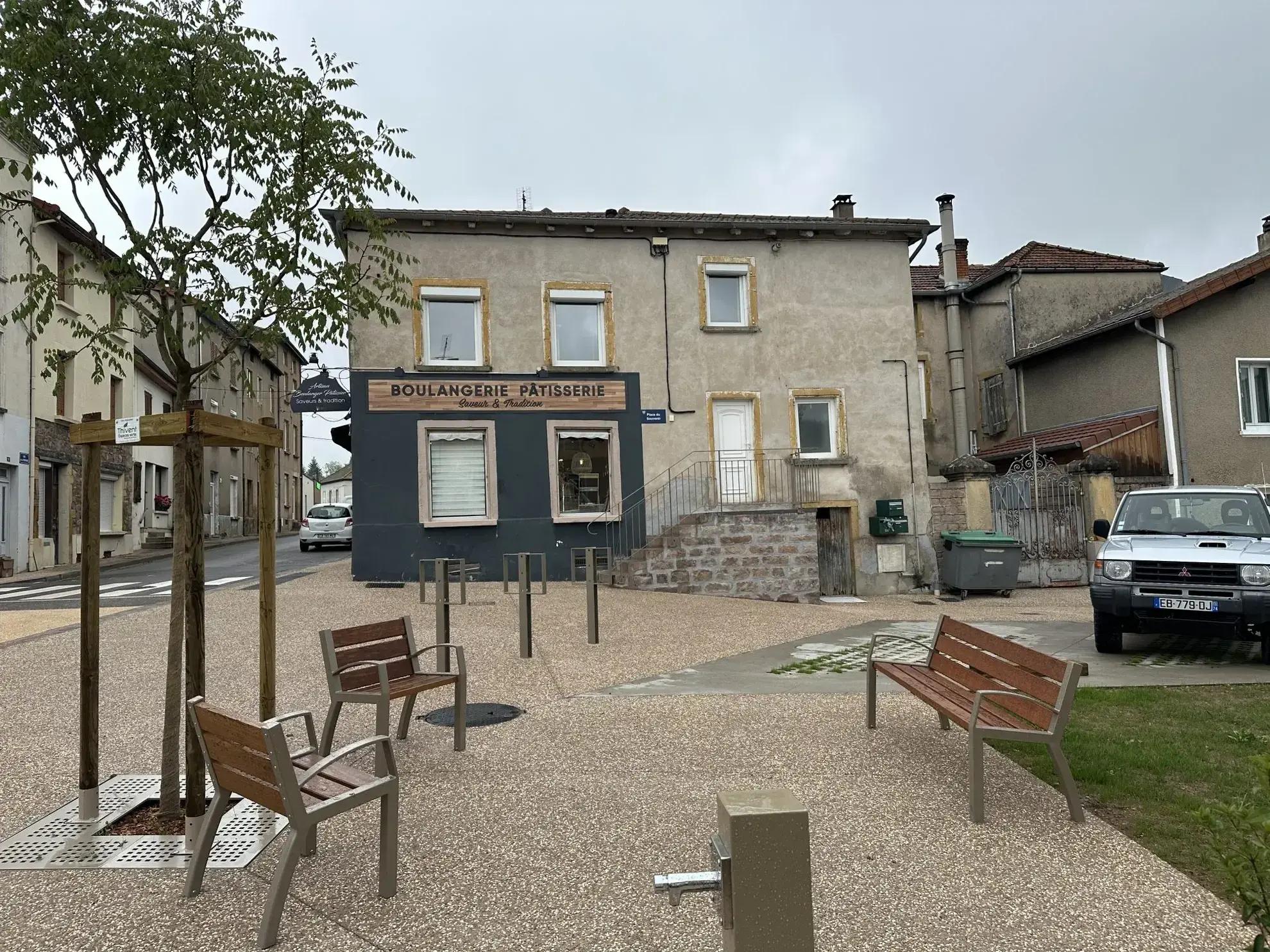 Immeuble face à la place Investissement immobilier à Belmont-de-la-Loire avec rendement de 8,3 %