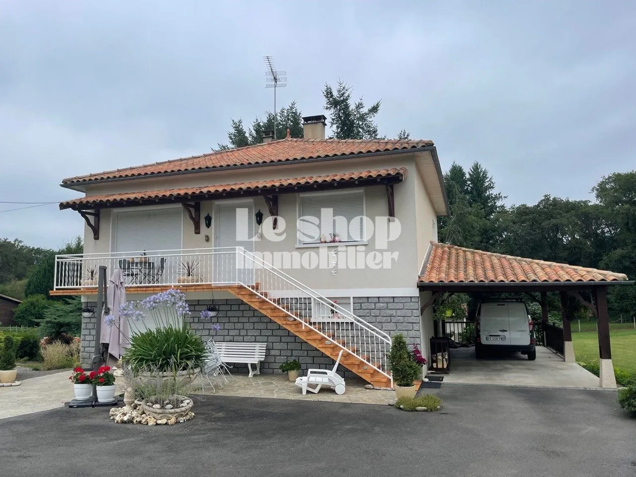 Belle maison en pierre à Montrollet avec jardin, sous-sol et garage 