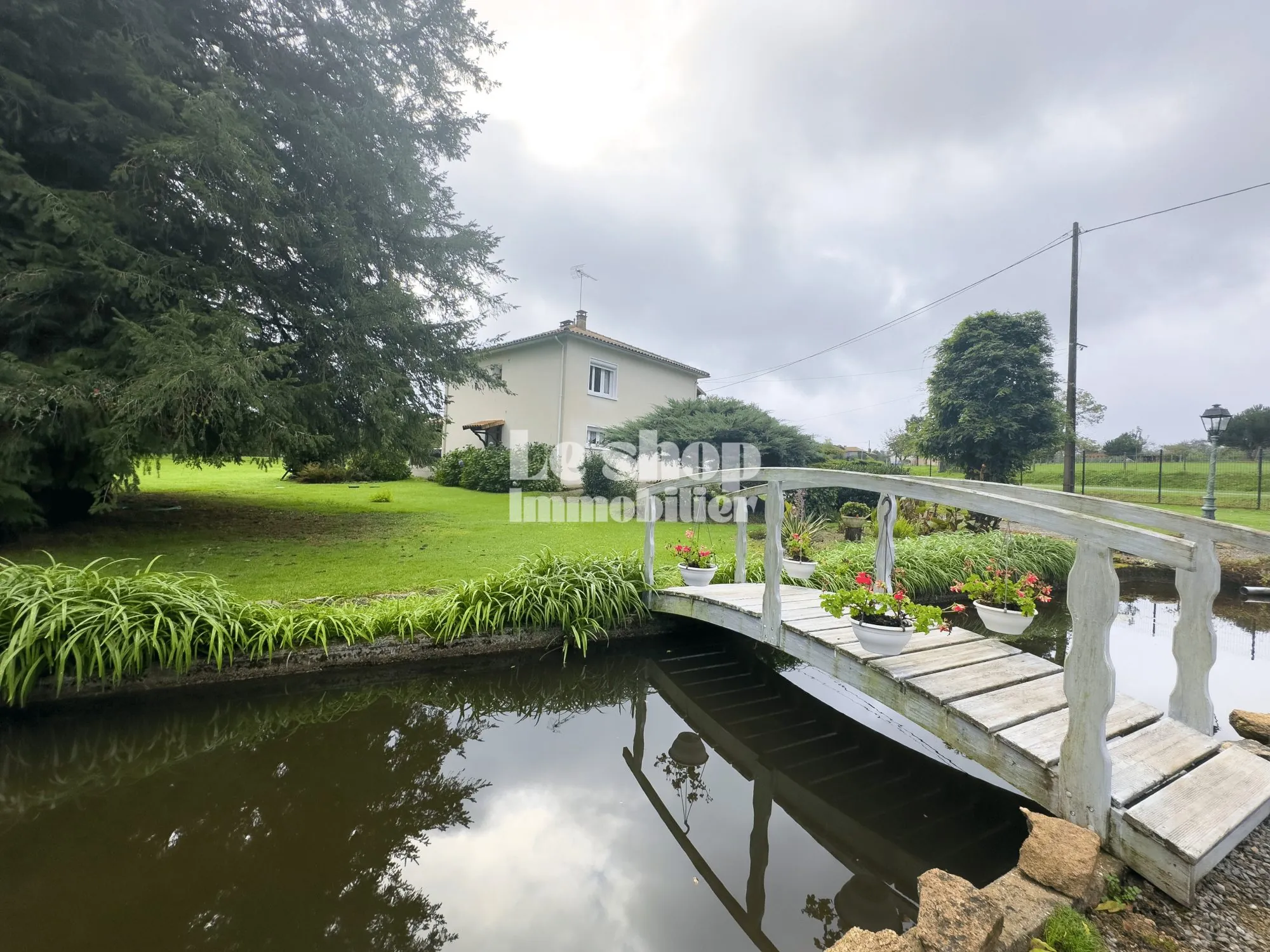 Belle maison en pierre à Montrollet avec jardin, sous-sol et garage