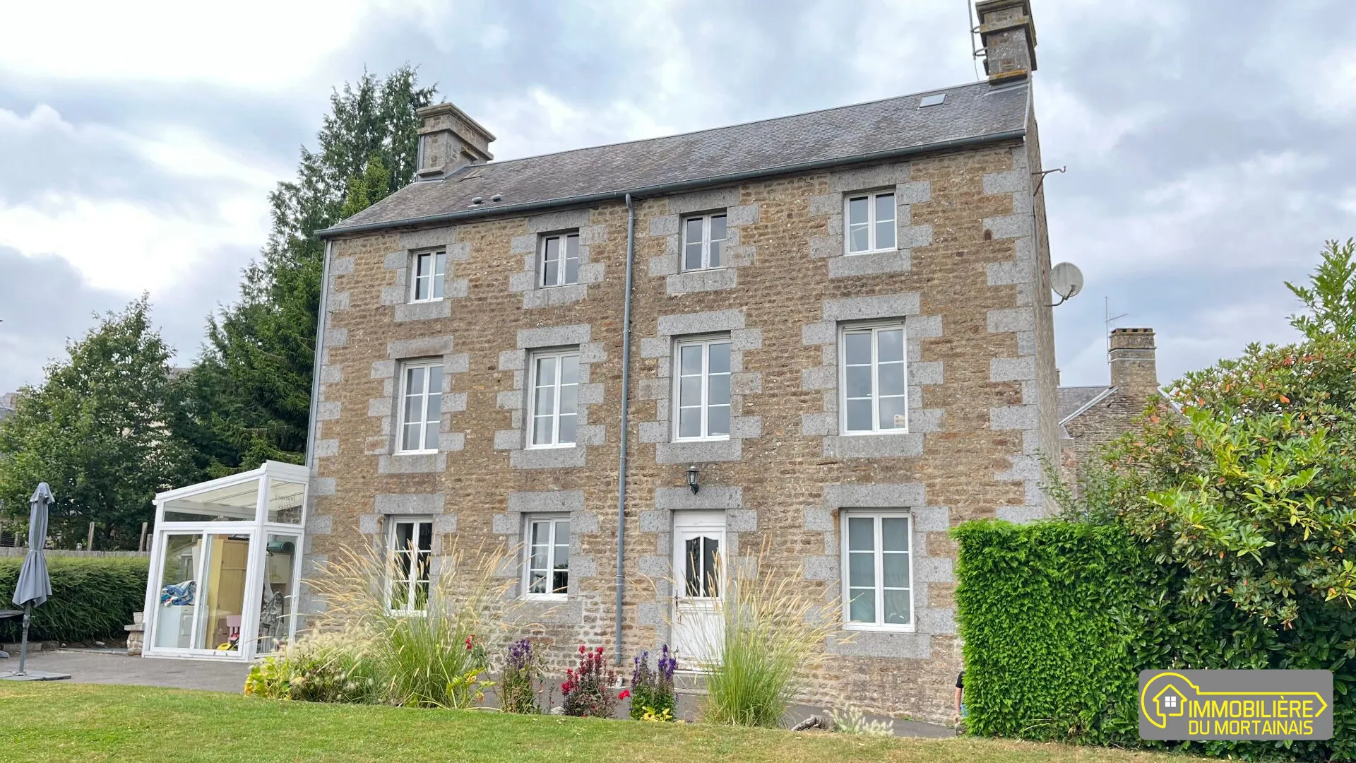 Maison rénovée de 104 m² avec jardin à Ger - Vente immobilière