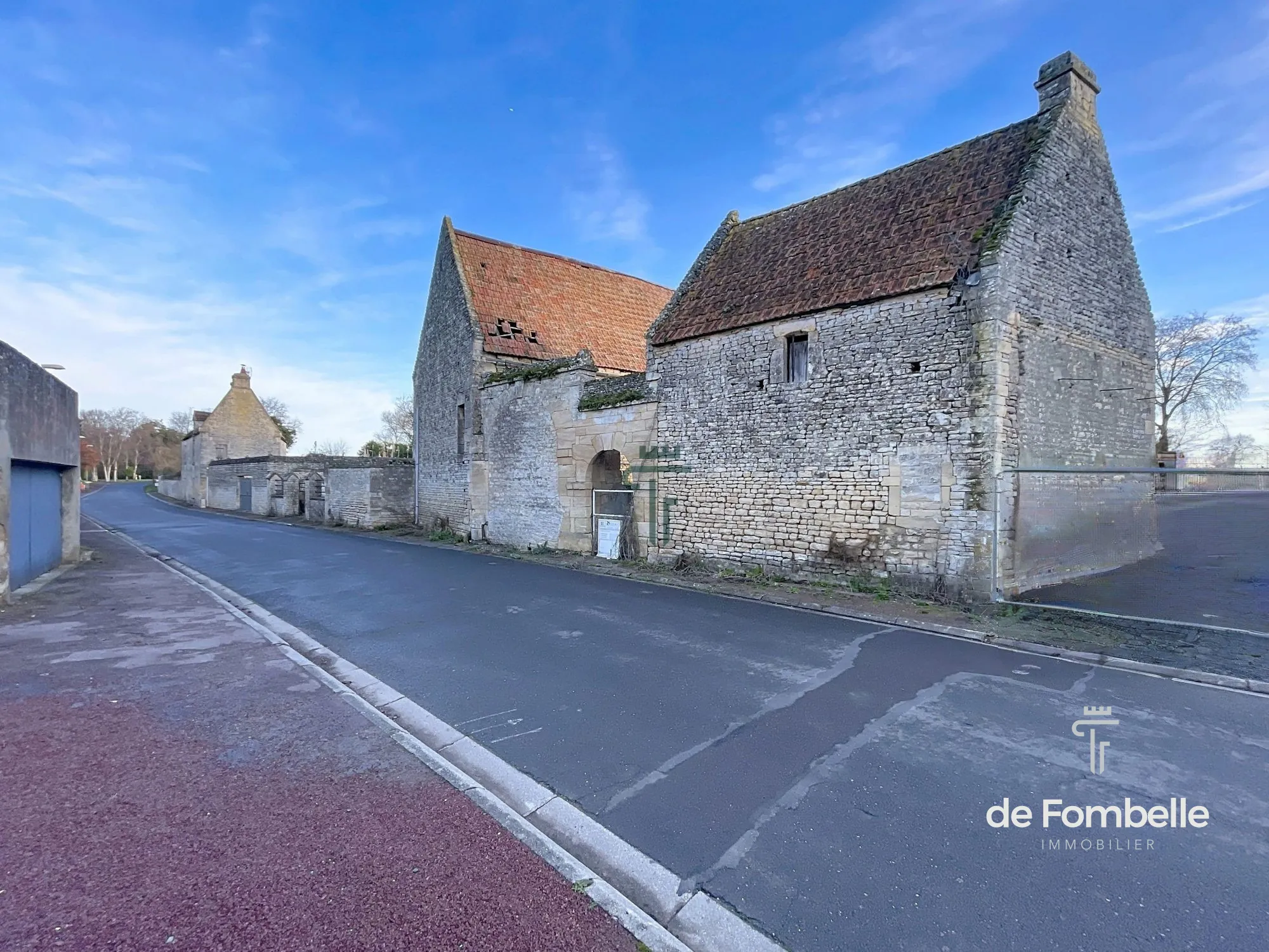 Deux anciennes granges à rénover dans une ferme authentique à Caen la Mer