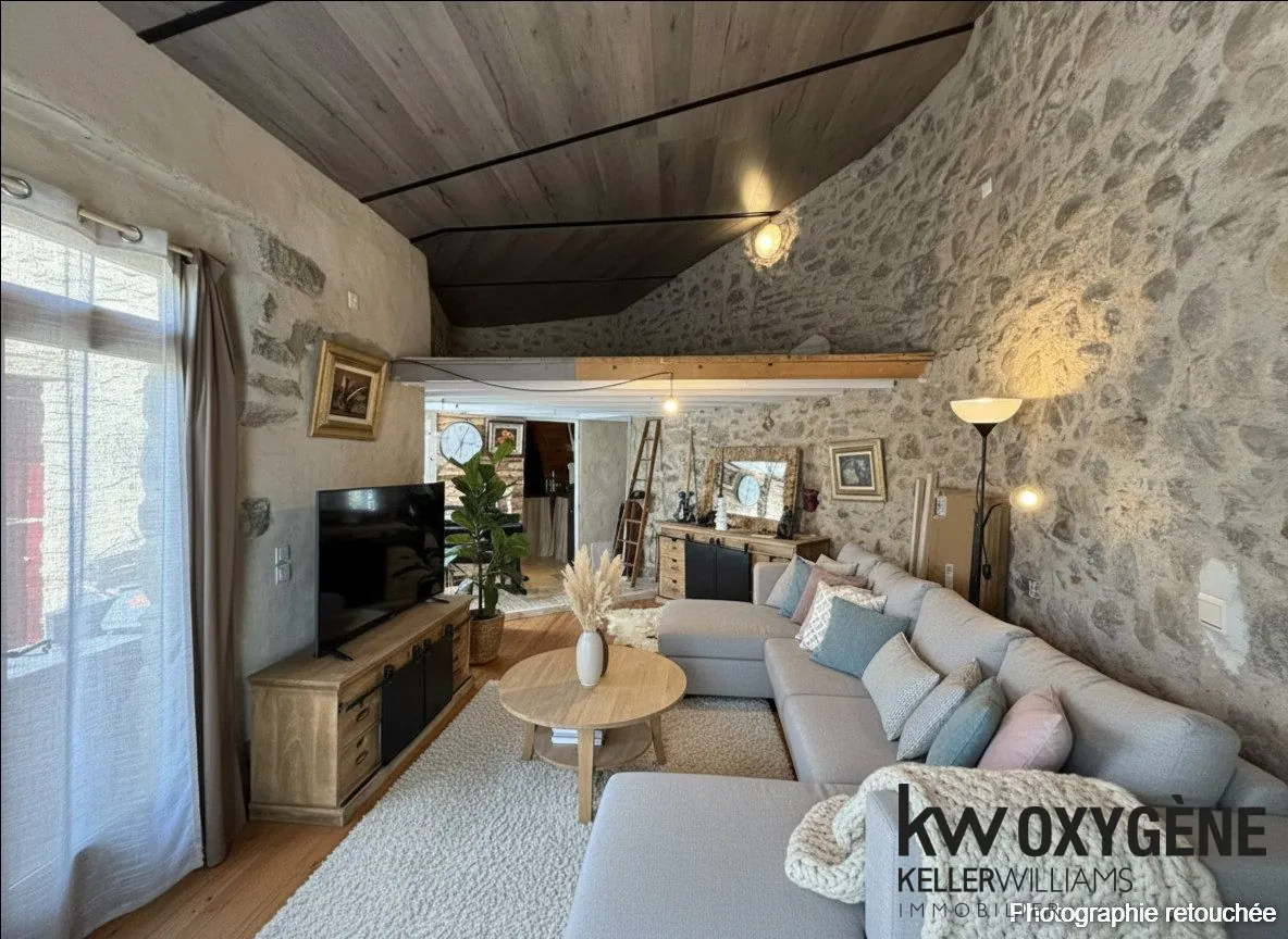 Maison en pierre à Fuilla avec terrasse et vue montagne, potentiel à exploiter