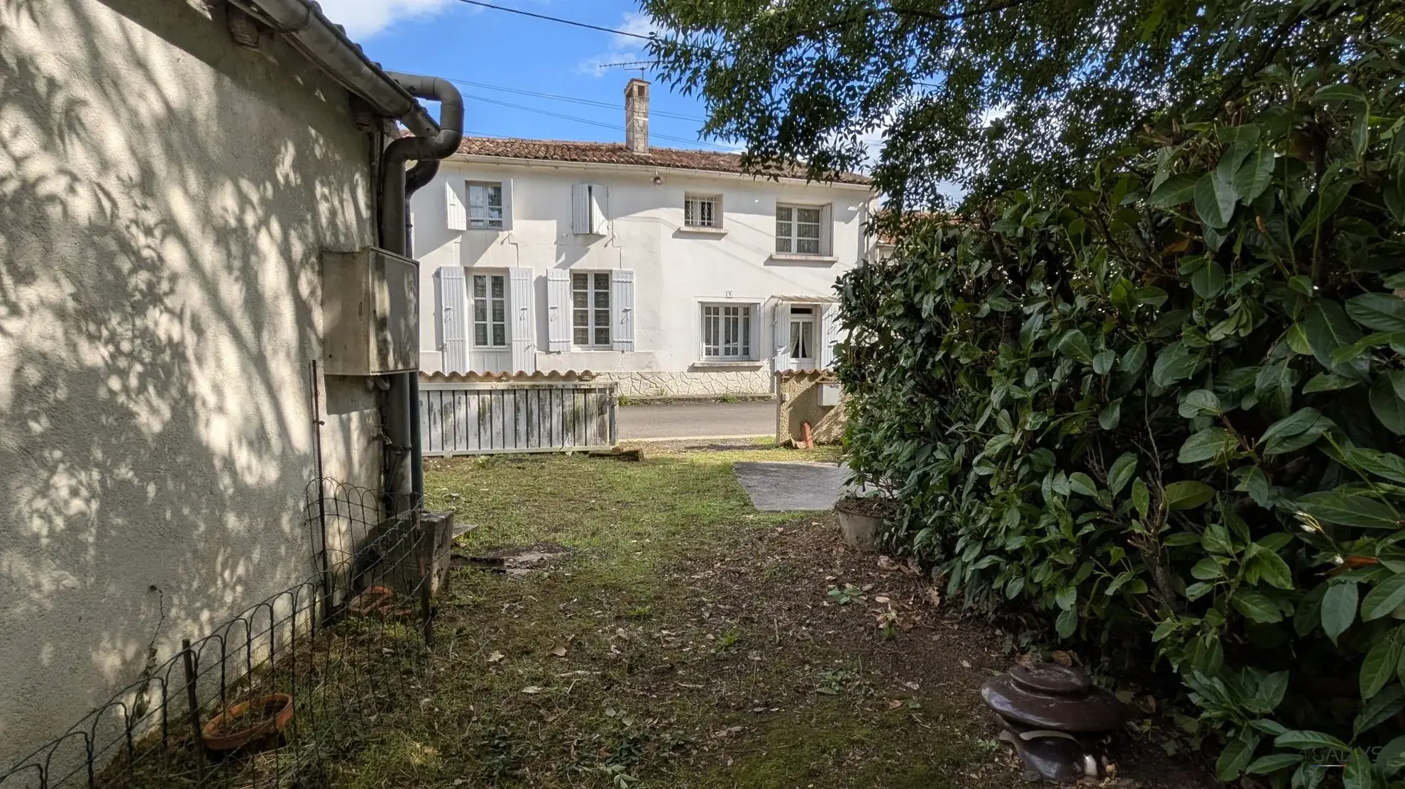 Maison de 90 m² à Saint-Simon-de-Pellouaille avec jardin et garage 