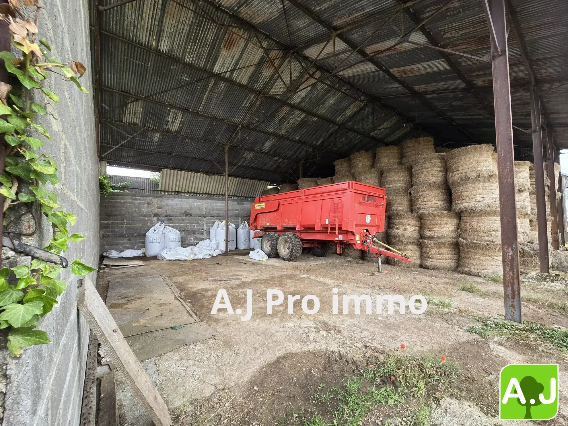 Terrain à bâtir avec hangar à proximité d'Évreux - 790 m², orientation sud 
