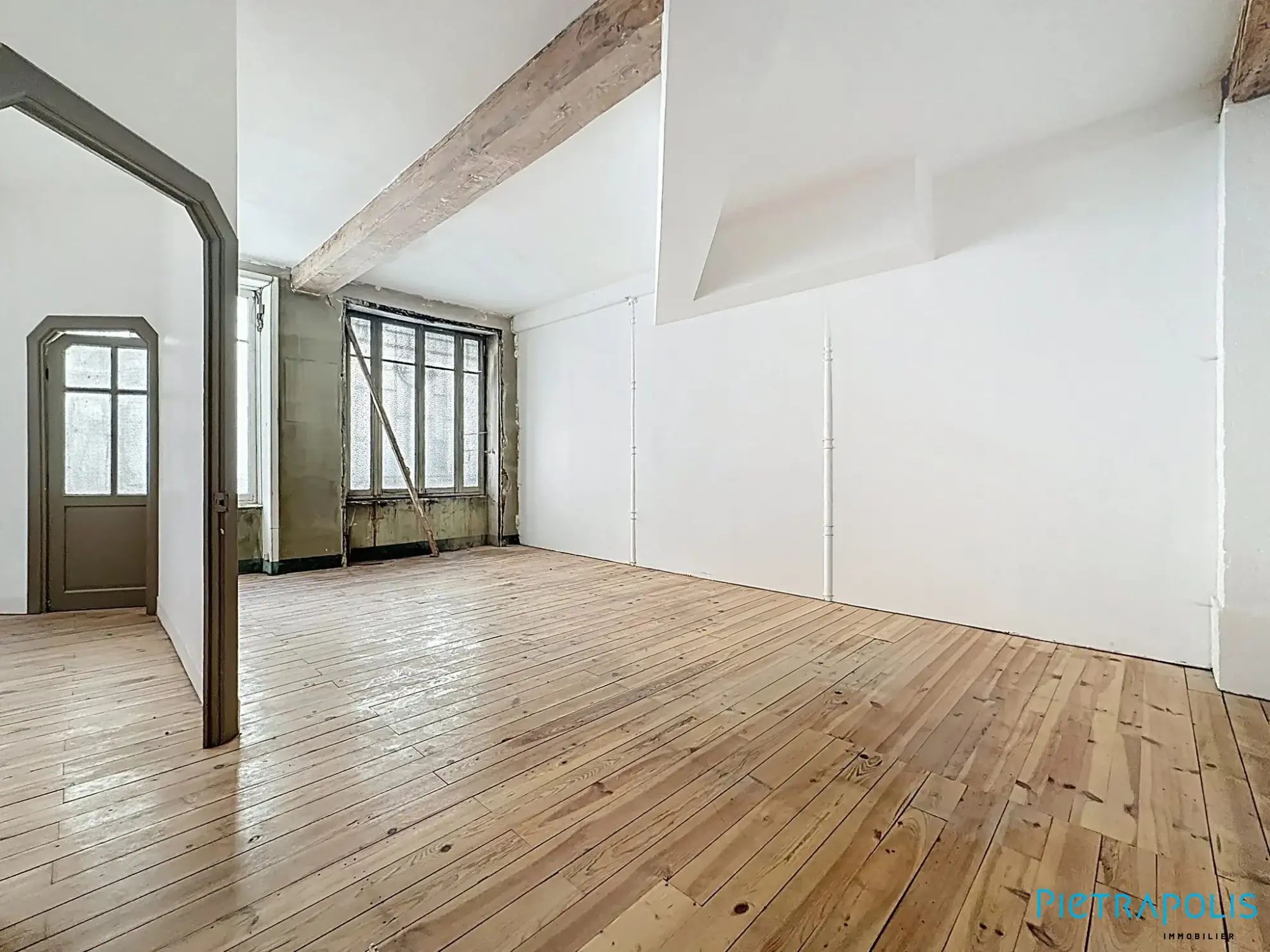 Local commercial à rénover en rez-de-chaussée à Tarare, centre-ville 