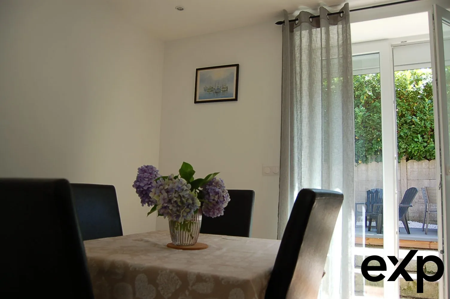 Longère rénovée 2 chambres avec jardin et garage à Le Tronchet 