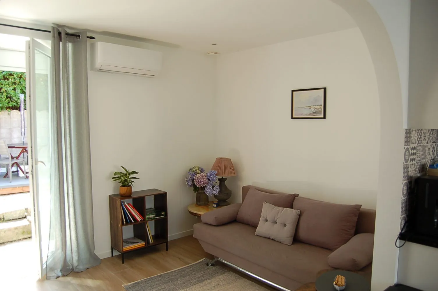 Longère rénovée 2 chambres avec jardin et garage à Le Tronchet 