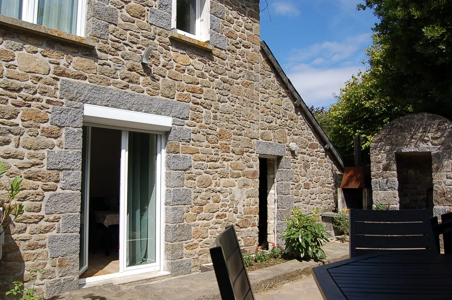 Longère rénovée 2 chambres avec jardin et garage à Le Tronchet